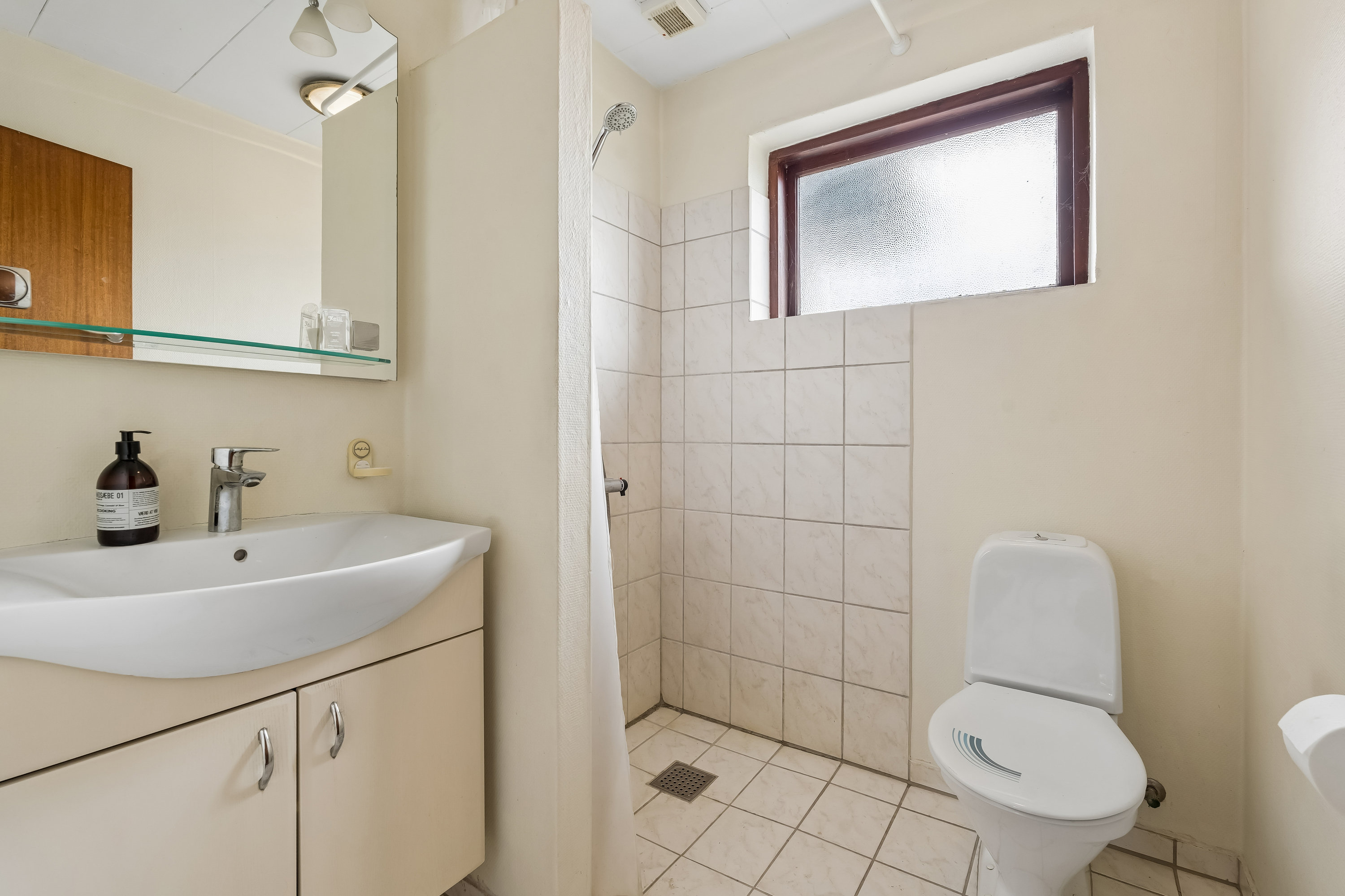 Fremhævet badeværelse billede i fuldskærmstilstand. Billede af Spættevej 1, Ø Snede, 8723 Løsning