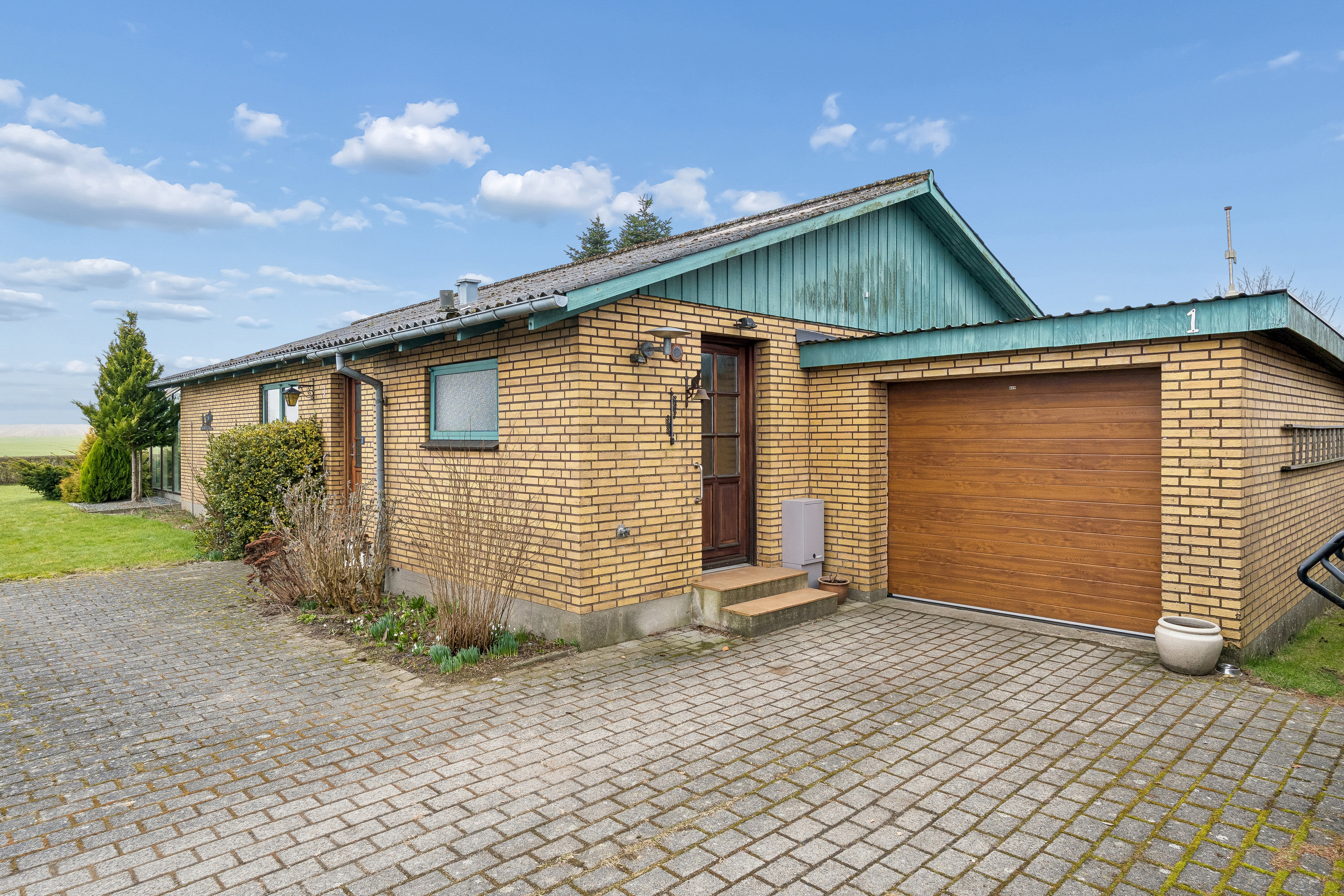 Fremhævet garage billede i fuldskærmstilstand. Billede af Spættevej 1, Ø Snede, 8723 Løsning