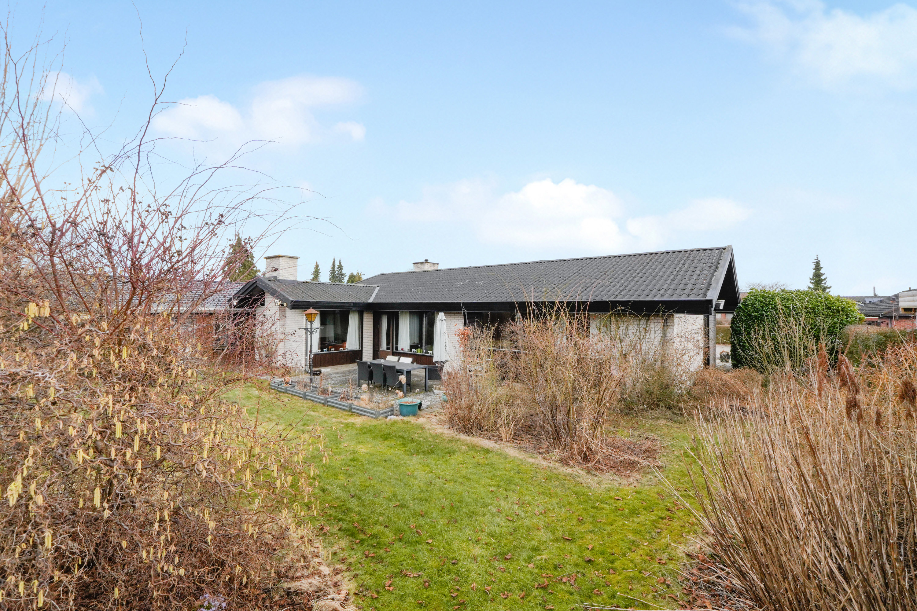 Fremhævet facade billede i fuldskærmstilstand. Billede af Bueparken 64, 2750 Ballerup