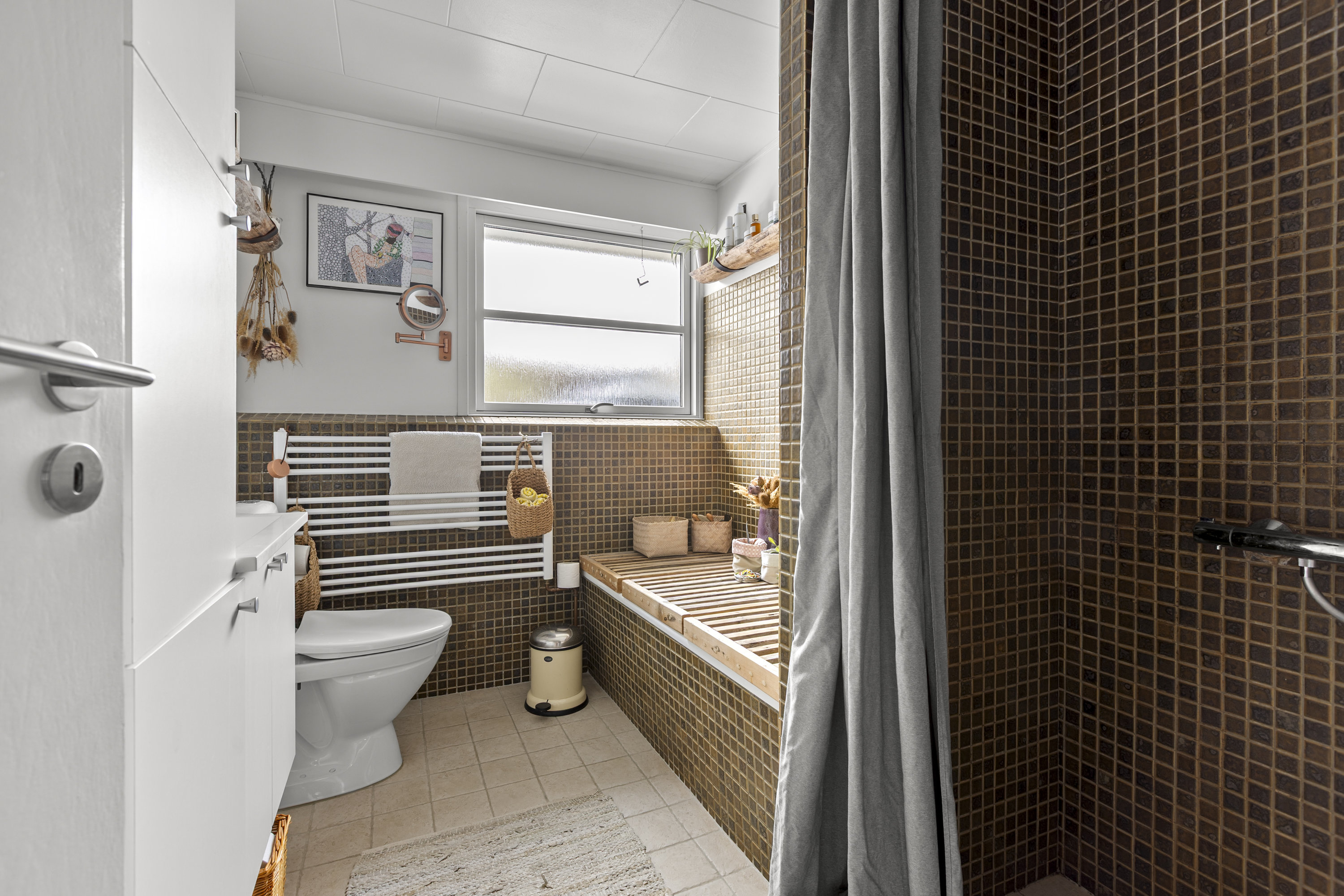 Fremhævet badeværelse billede i fuldskærmstilstand. Billede af Granlystien 23, 4400 Kalundborg