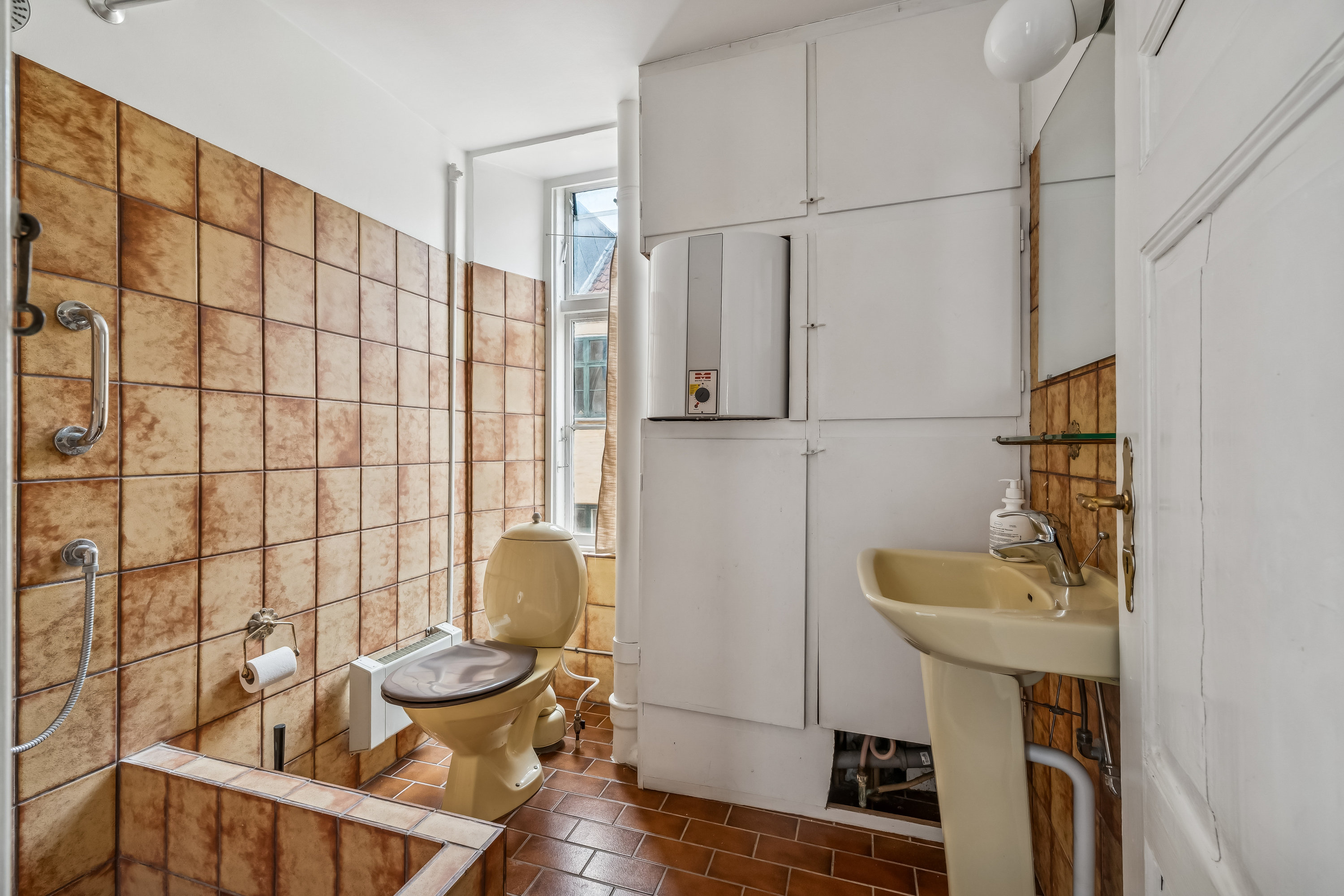 Fremhævet badeværelse billede i fuldskærmstilstand. Billede af Niels Hemmingsens Gade 32, 2. tv., 1153 København K