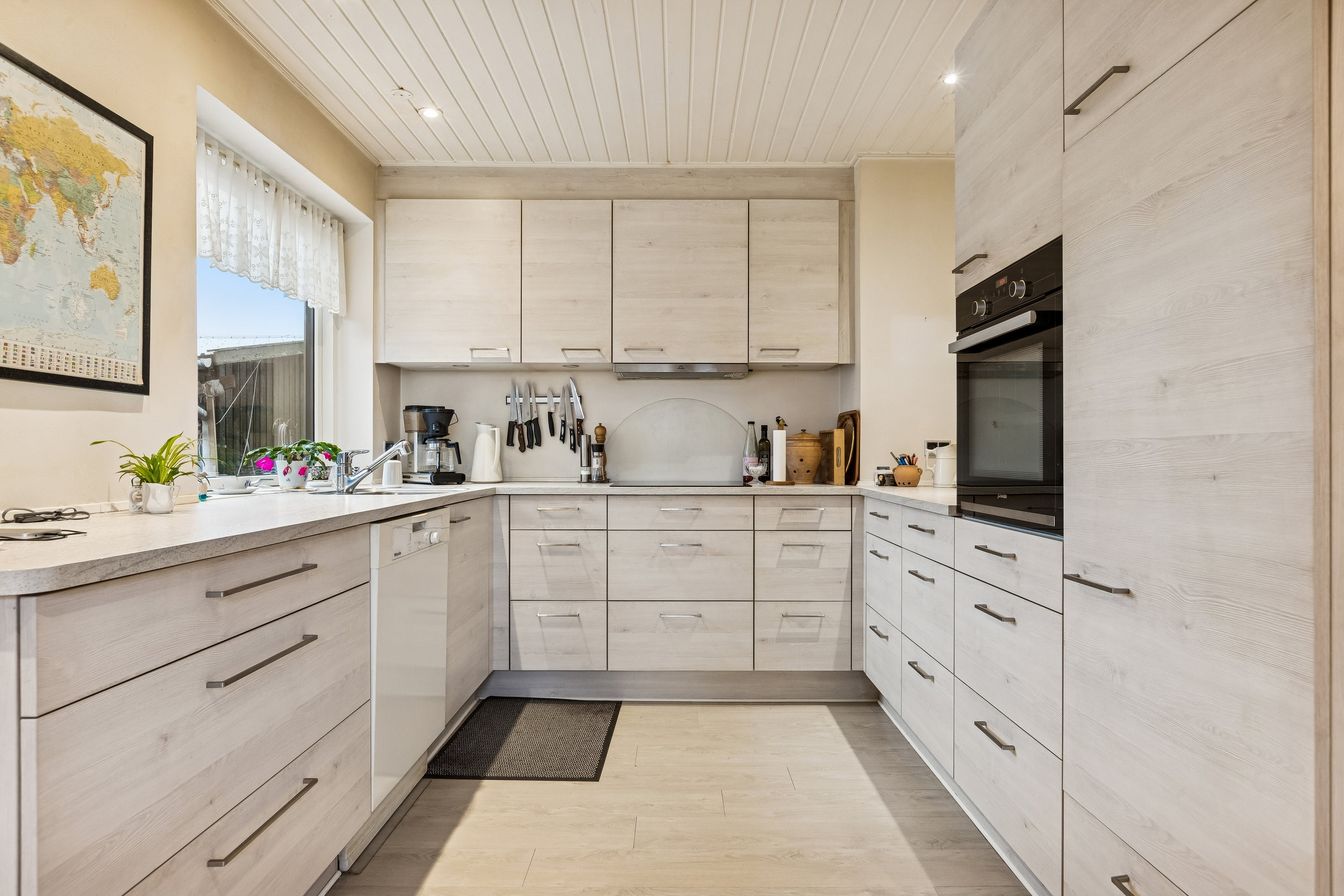 Fremhævet køkken billede i fuldskærmstilstand. Billede af Blåhøjvej 8, 2770 Kastrup