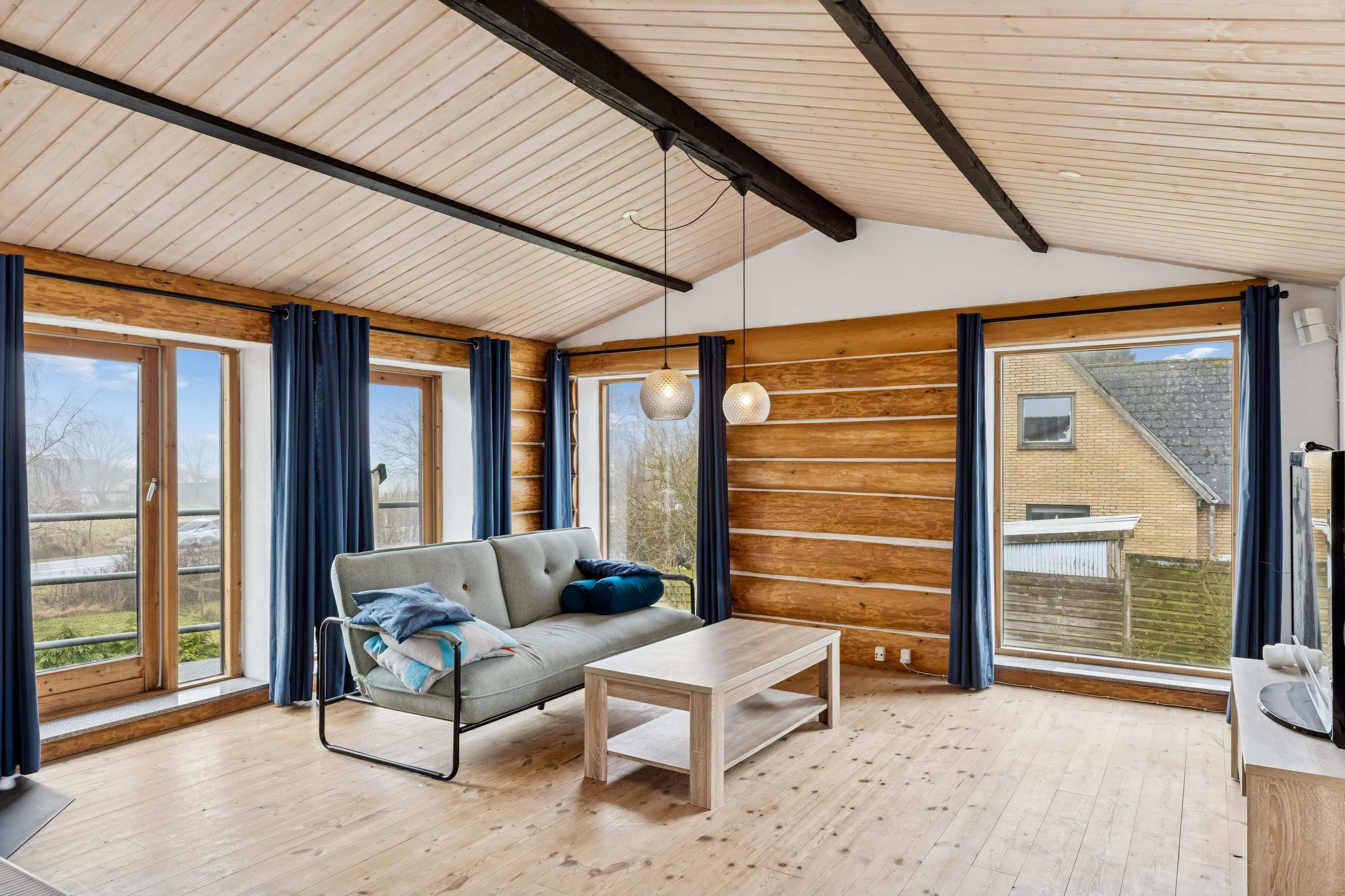 Fremhævet stue billede i fuldskærmstilstand. Billede af Snurom 3, 6300 Gråsten