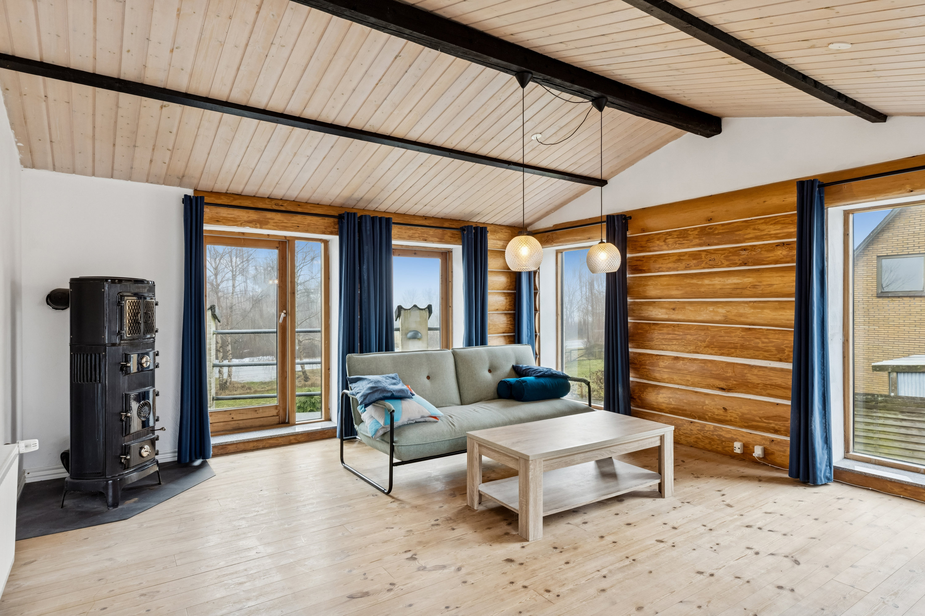 Fremhævet stue billede i fuldskærmstilstand. Billede af Snurom 3, 6300 Gråsten