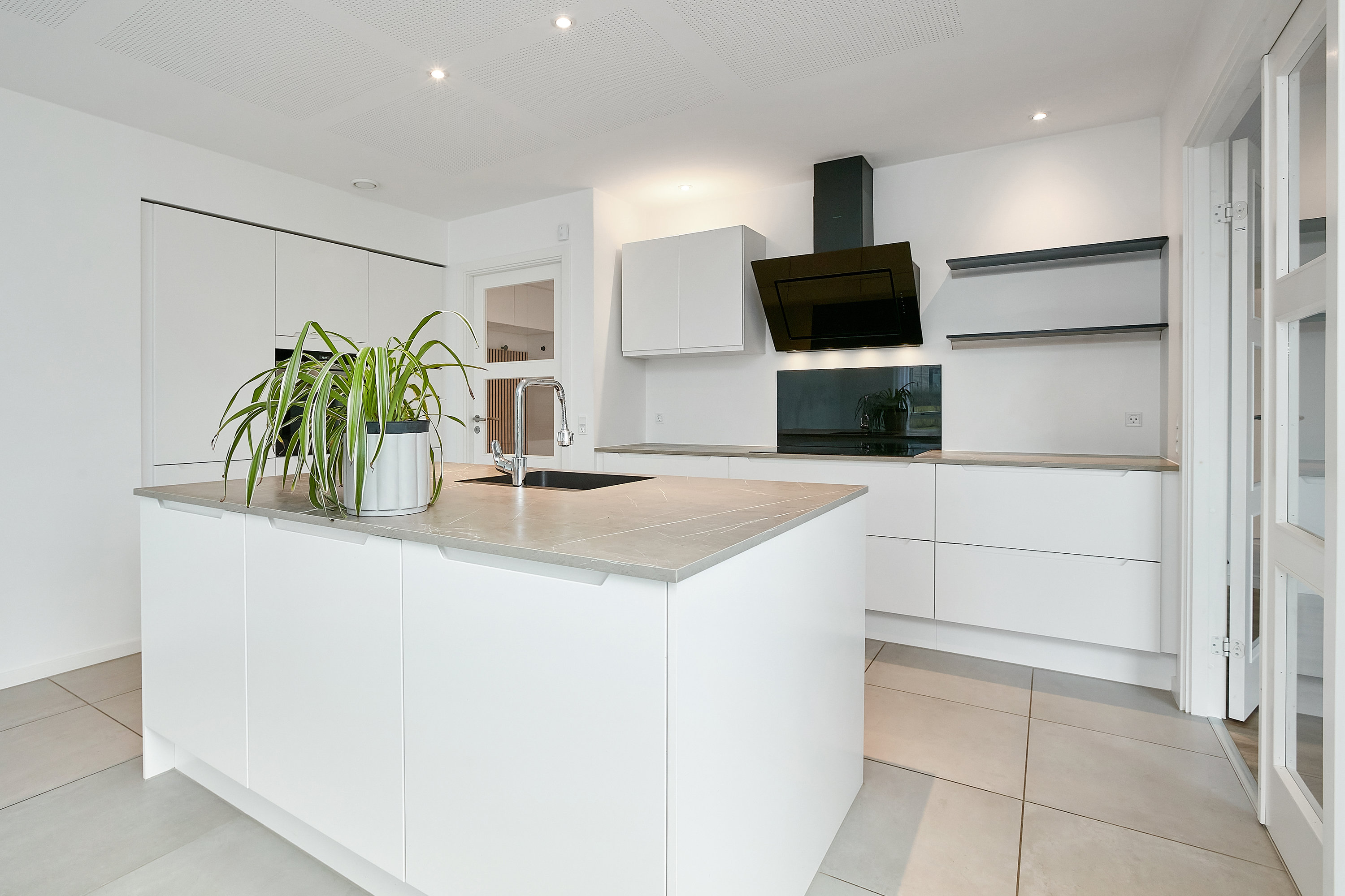 Fremhævet køkken/alrum billede i fuldskærmstilstand. Billede af Druehylden 21, Østerhåb, 8700 Horsens