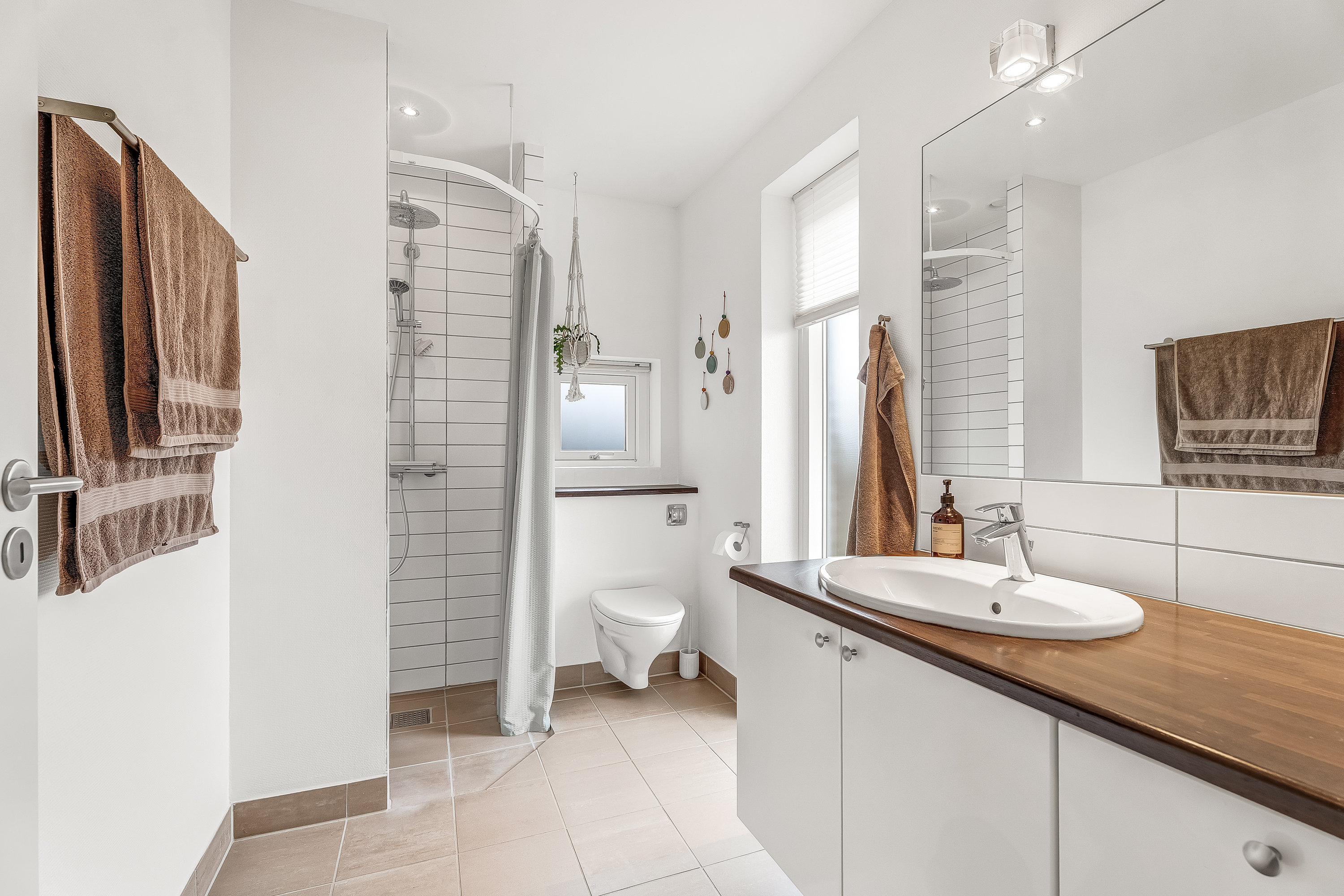 Fremhævet badeværelse billede i fuldskærmstilstand. Billede af Skovstjernevænget 18, Nordbyen, 4800 Nykøbing F