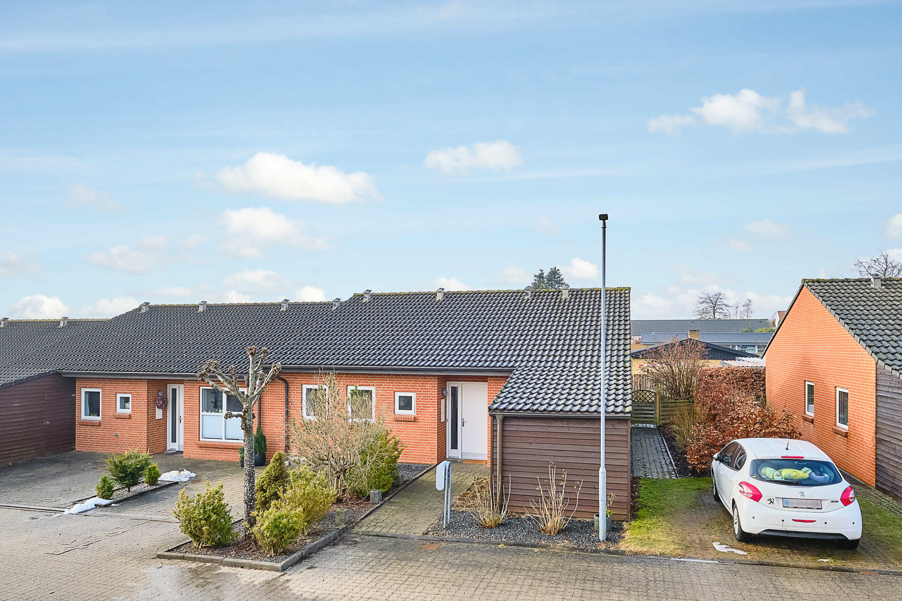 Fremhævet facade billede i fuldskærmstilstand. Billede af Hjortshøj Stationsvej 28A, 8530 Hjortshøj