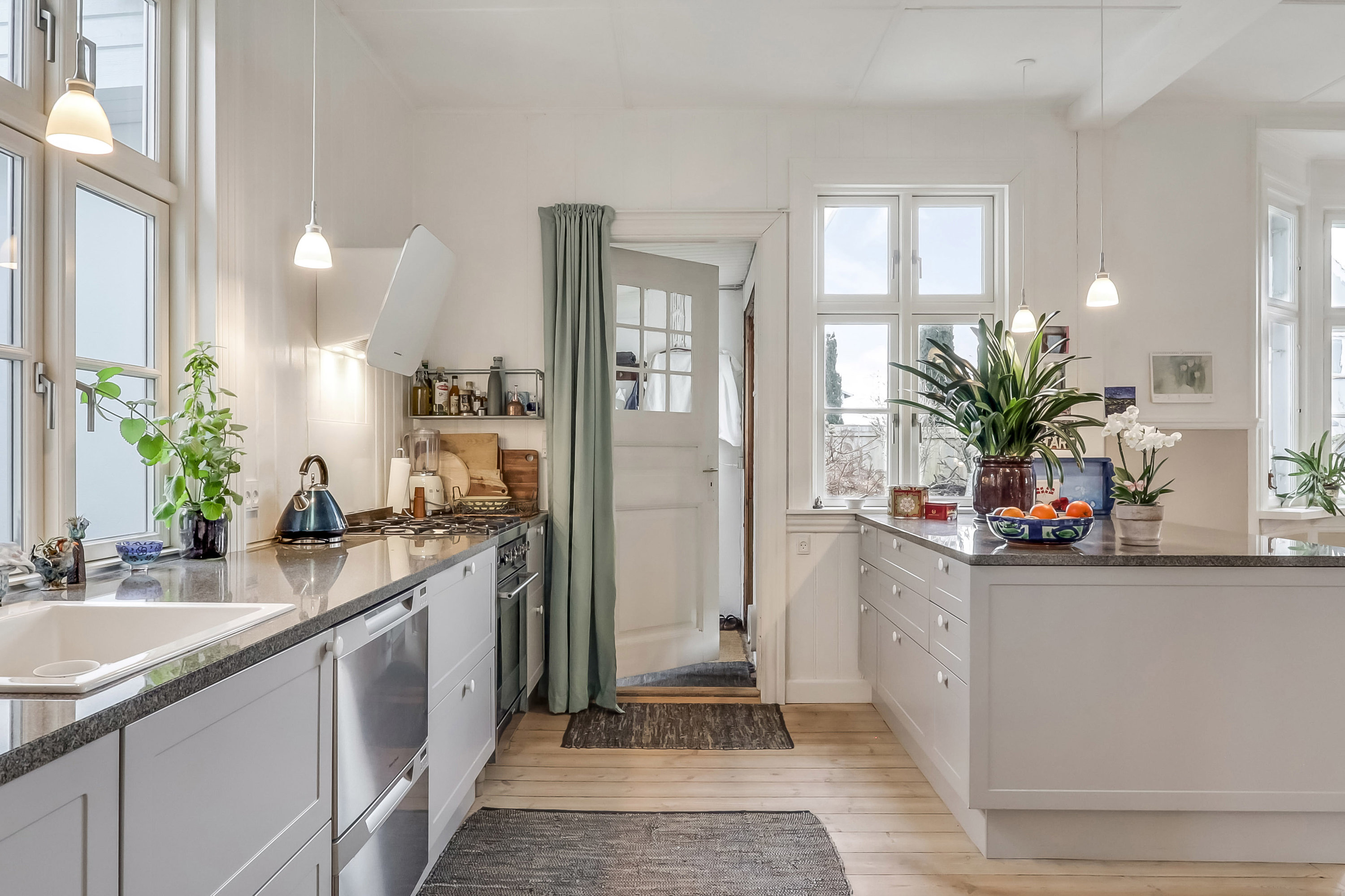 Fremhævet køkken billede i fuldskærmstilstand. Billede af Strandhuse 30, 5700 Svendborg