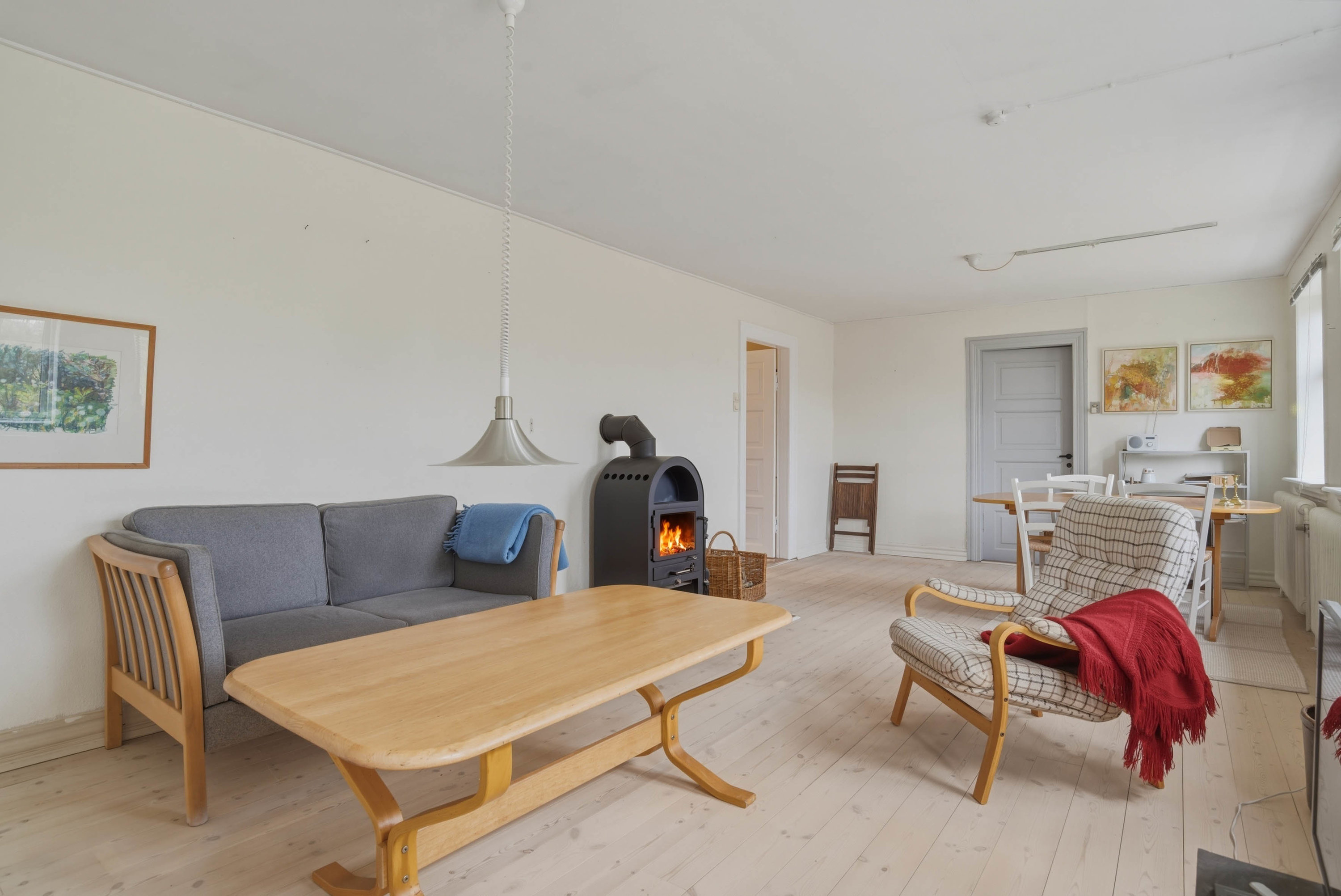 Fremhævet stue billede i fuldskærmstilstand. Billede af Sognegårdsvej 1, Husby, 6990 Ulfborg