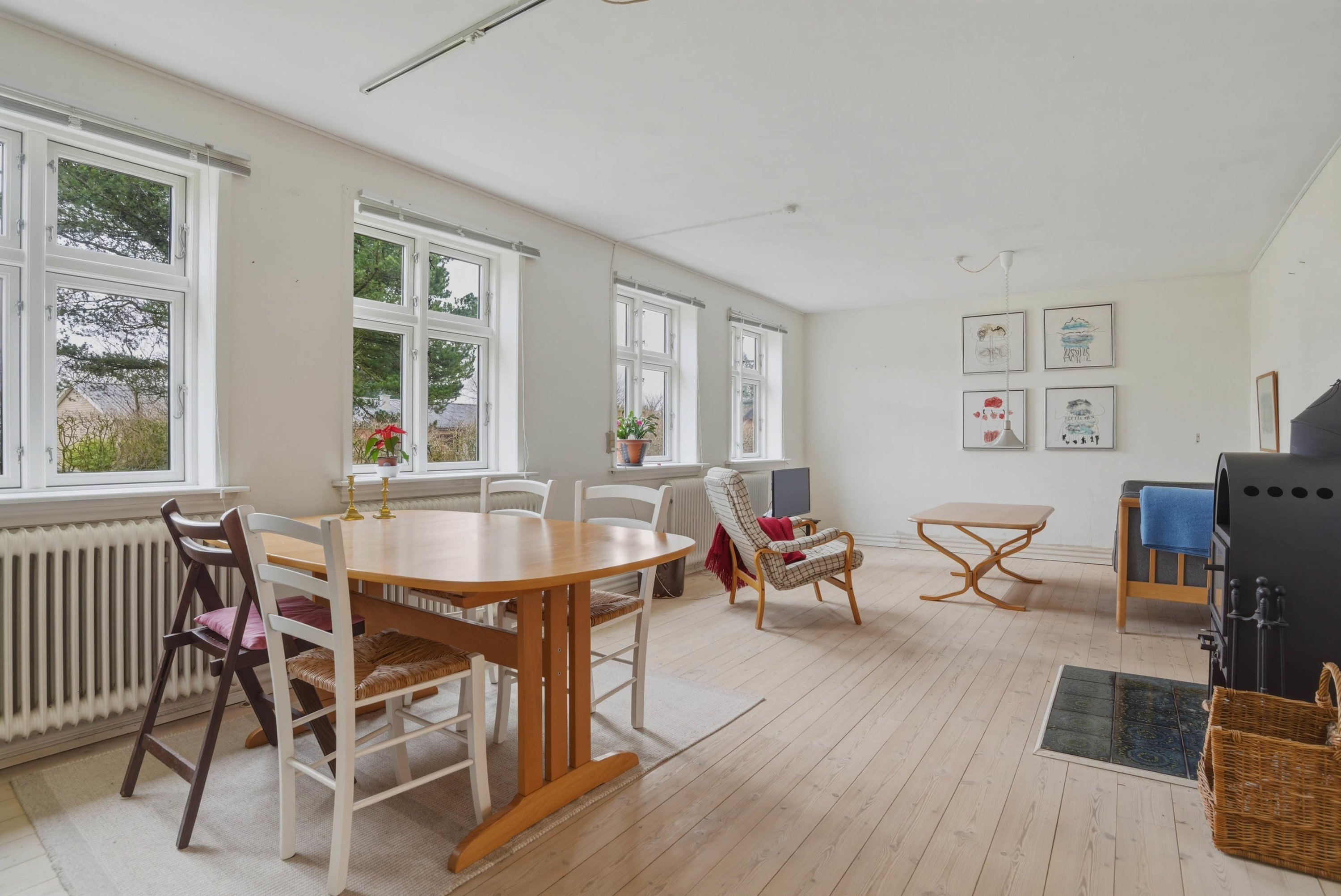 Fremhævet stue billede i fuldskærmstilstand. Billede af Sognegårdsvej 1, Husby, 6990 Ulfborg