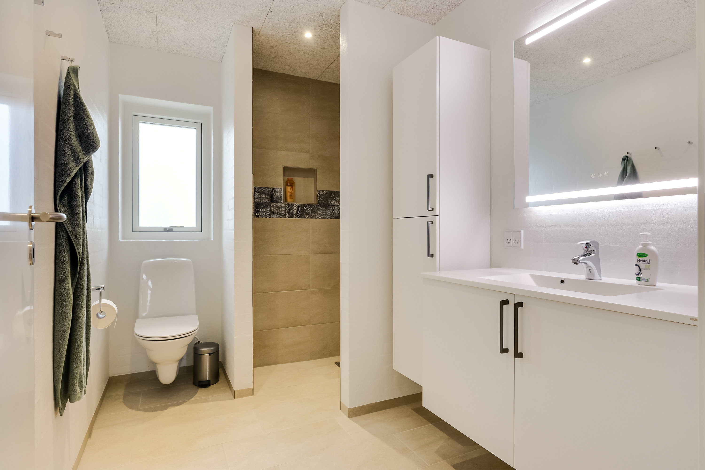 Fremhævet badeværelse billede i fuldskærmstilstand. Billede af Fjordmarken 17, Skrillinge, 5500 Middelfart