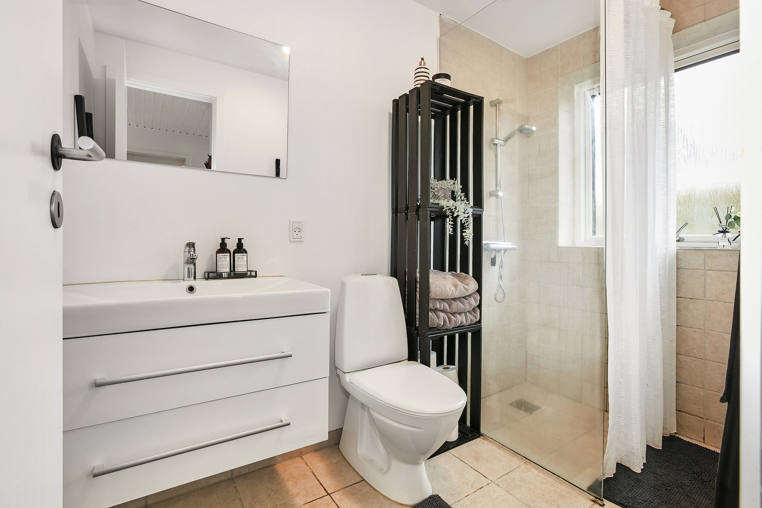 Fremhævet badeværelse billede i fuldskærmstilstand. Billede af Egernvej 1, 8700 Horsens