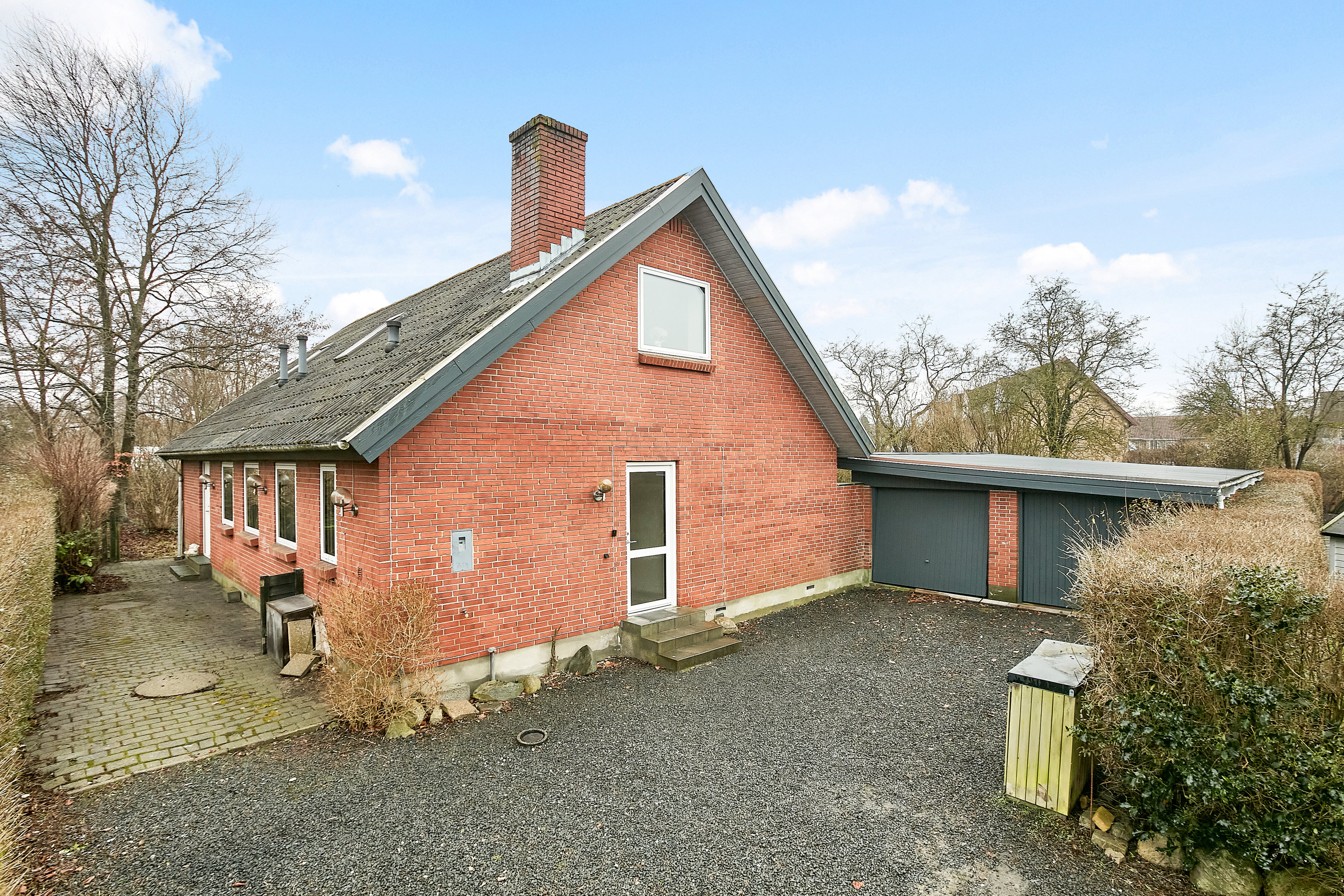 Miniaturebillede 1: facade fra indkørslen. Billede af Egernvej 1, 8700 Horsens