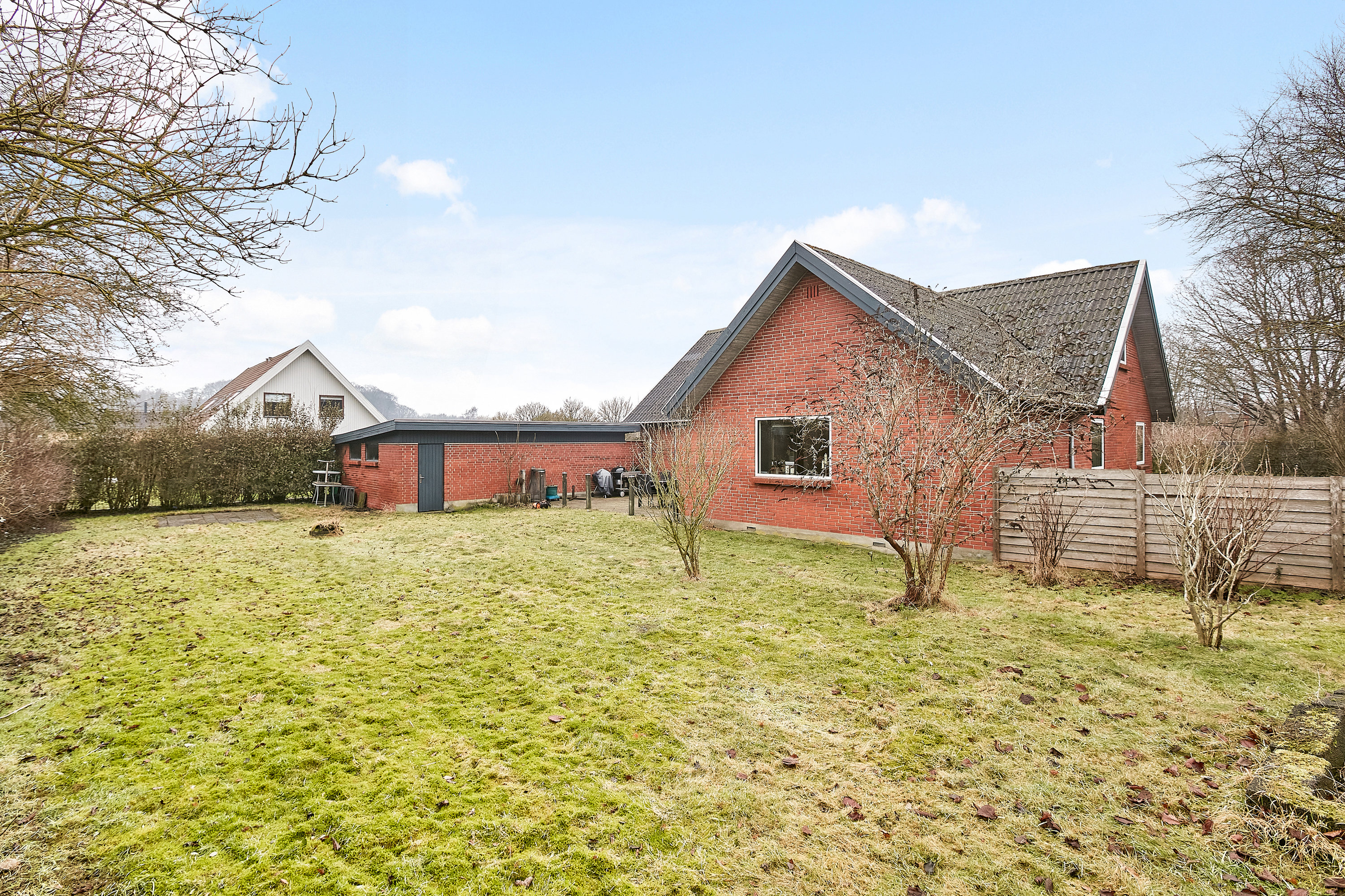 Fremhævet set fra haven billede i fuldskærmstilstand. Billede af Egernvej 1, 8700 Horsens