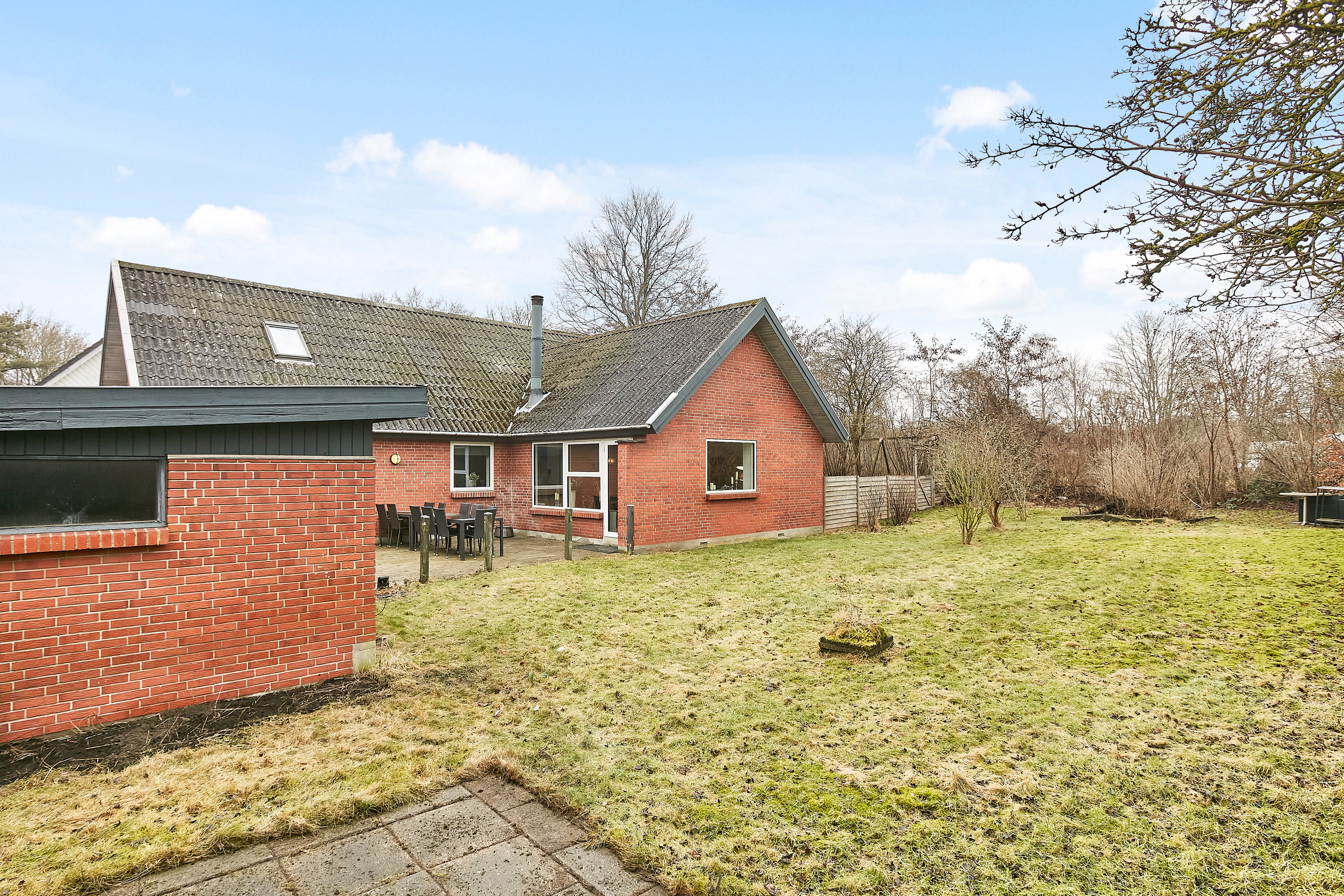 Fremhævet set fra haven billede i fuldskærmstilstand. Billede af Egernvej 1, 8700 Horsens