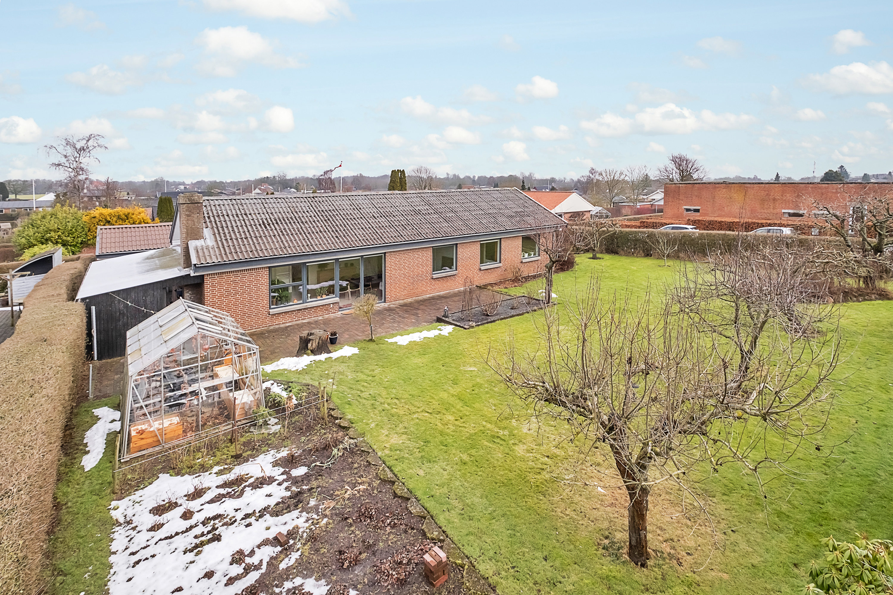 Fremhævet set fra haven billede i fuldskærmstilstand. Billede af Ørnehøjen 21, 8520 Lystrup