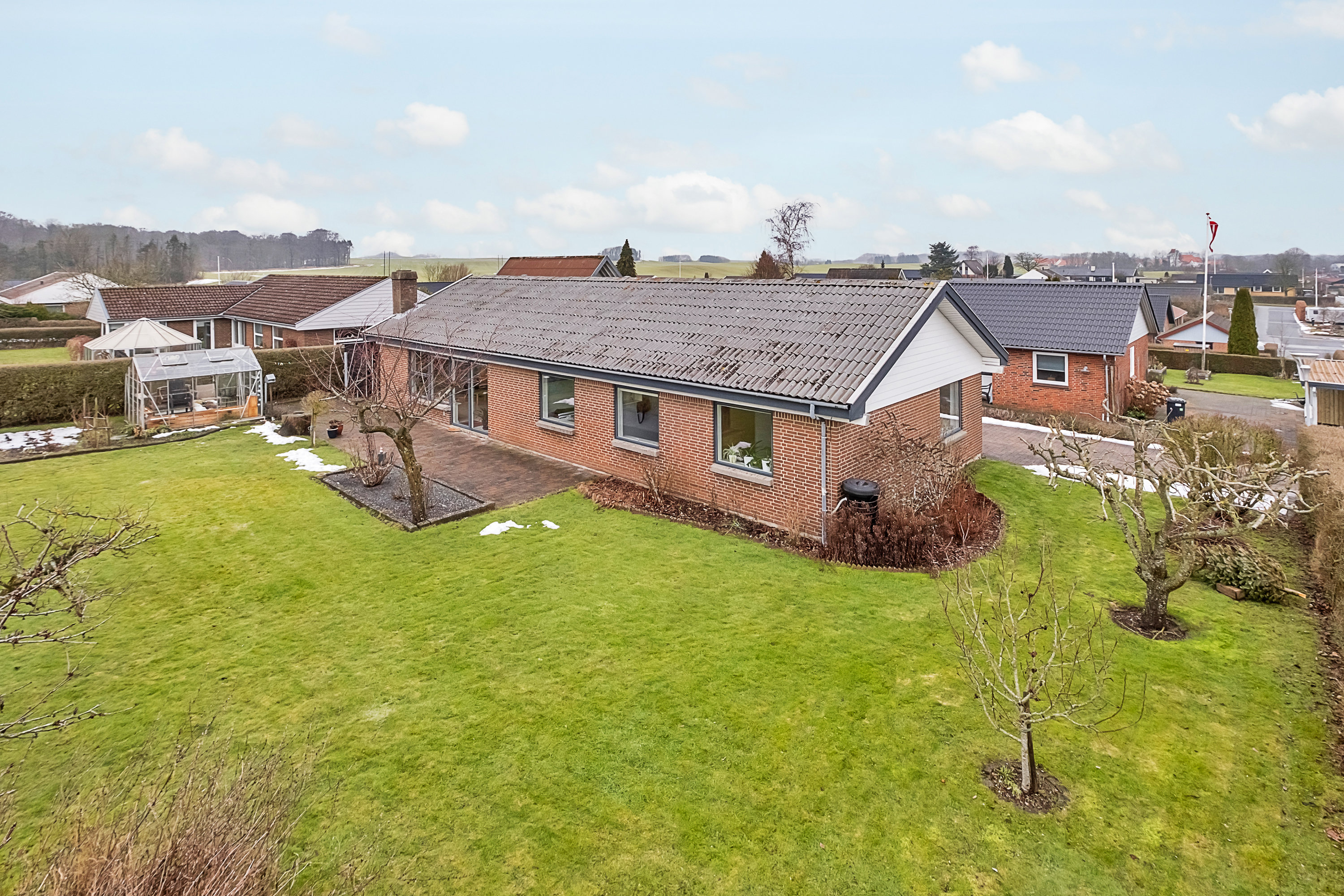 Fremhævet set fra haven billede i fuldskærmstilstand. Billede af Ørnehøjen 21, 8520 Lystrup