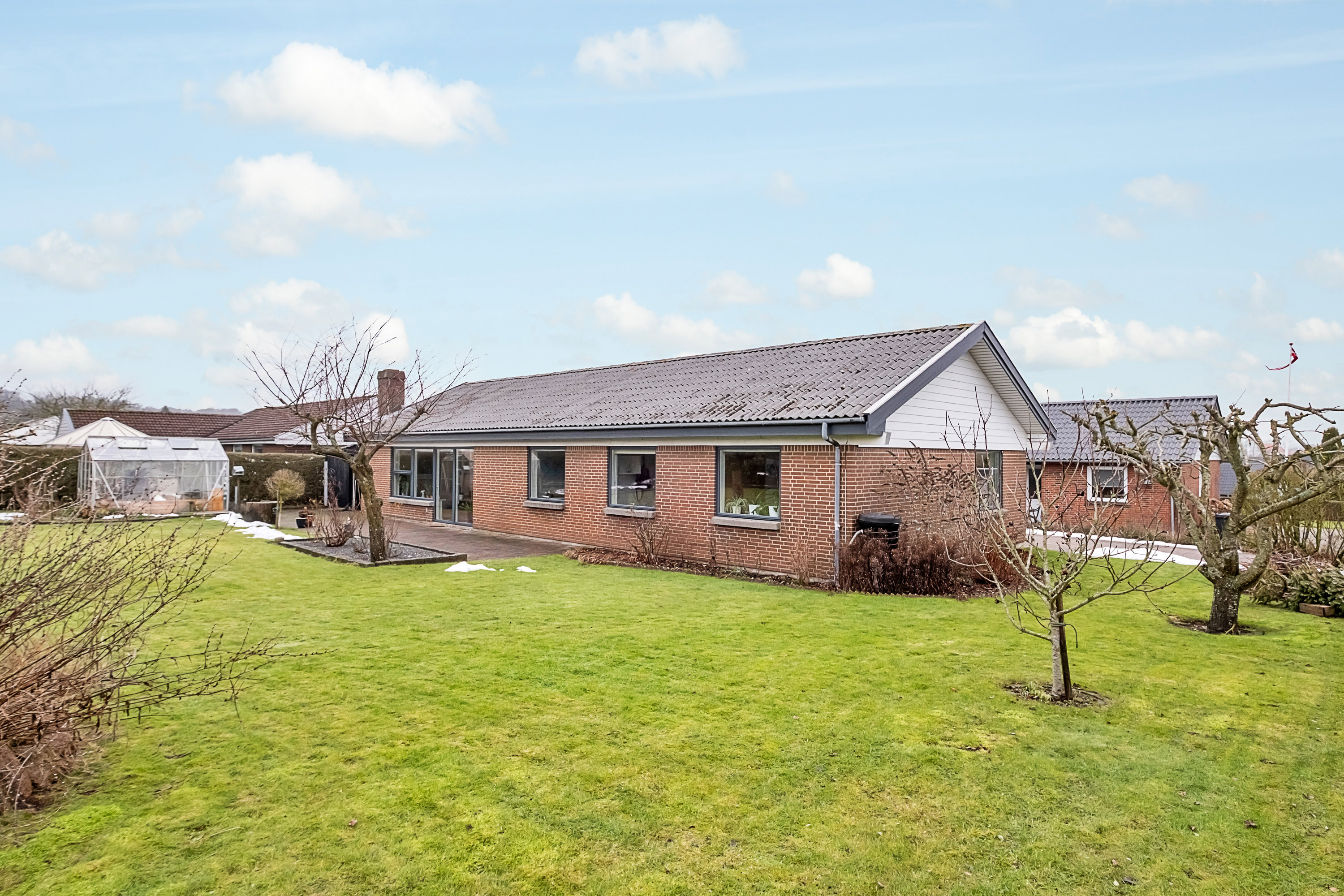 Fremhævet set fra haven billede i fuldskærmstilstand. Billede af Ørnehøjen 21, 8520 Lystrup