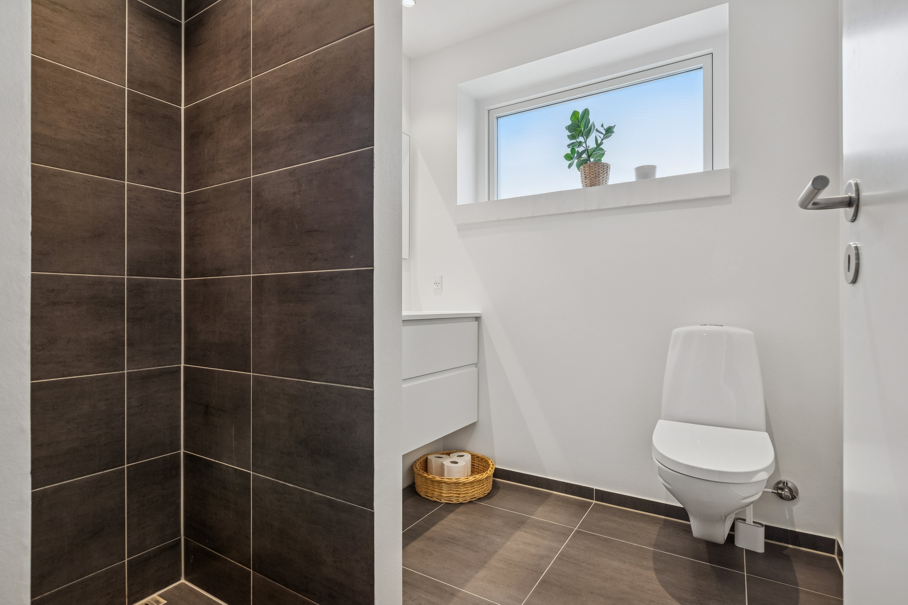 Fremhævet badeværelse billede i fuldskærmstilstand. Billede af Starup Alle 22, 2770 Kastrup