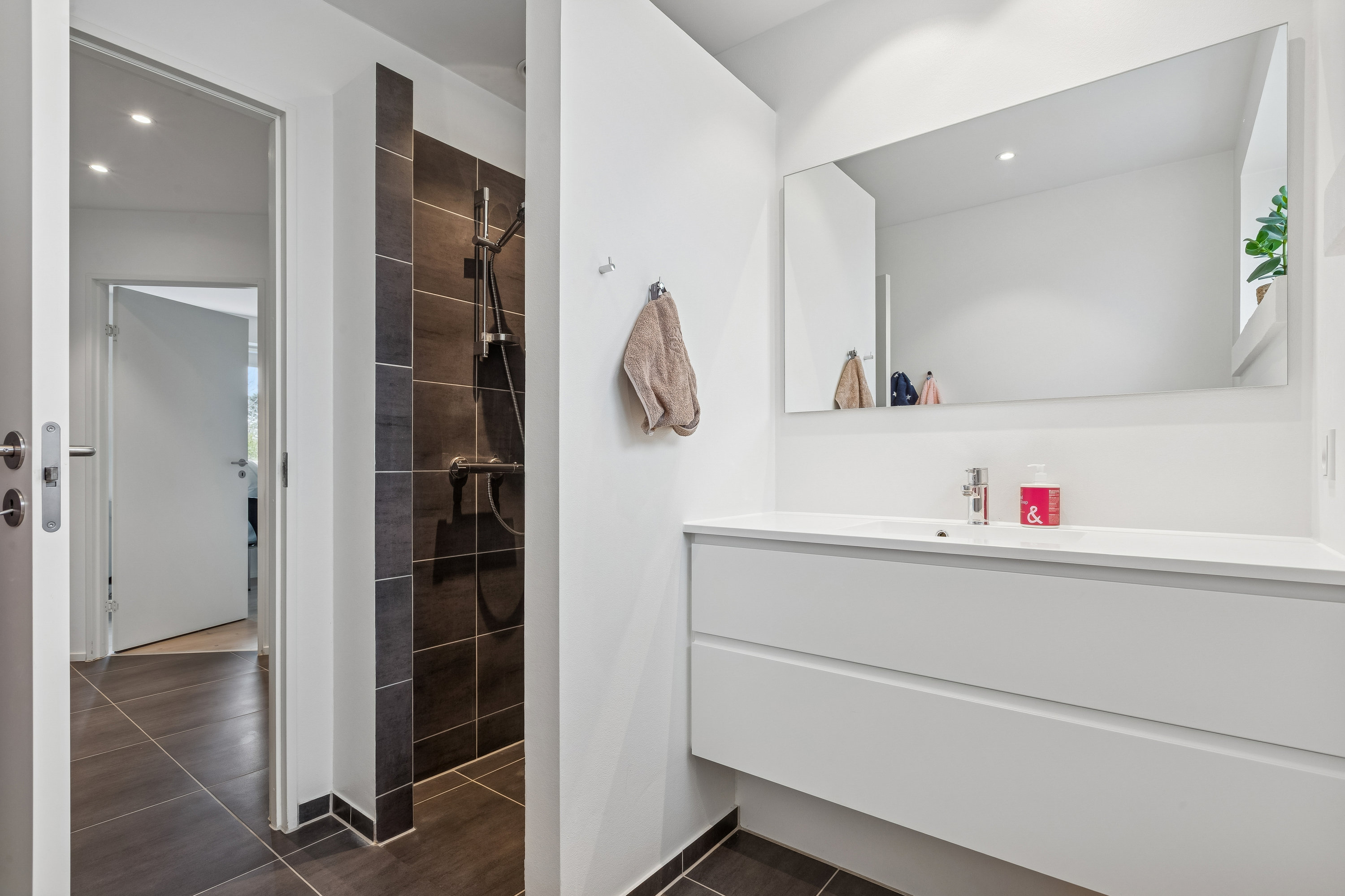 Fremhævet badeværelse billede i fuldskærmstilstand. Billede af Starup Alle 22, 2770 Kastrup