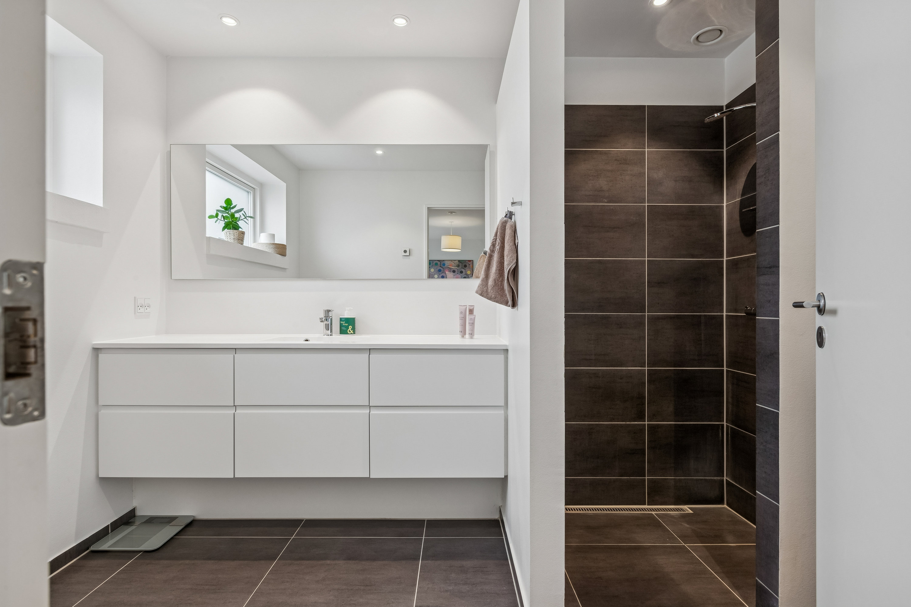 Fremhævet badeværelse billede i fuldskærmstilstand. Billede af Starup Alle 22, 2770 Kastrup