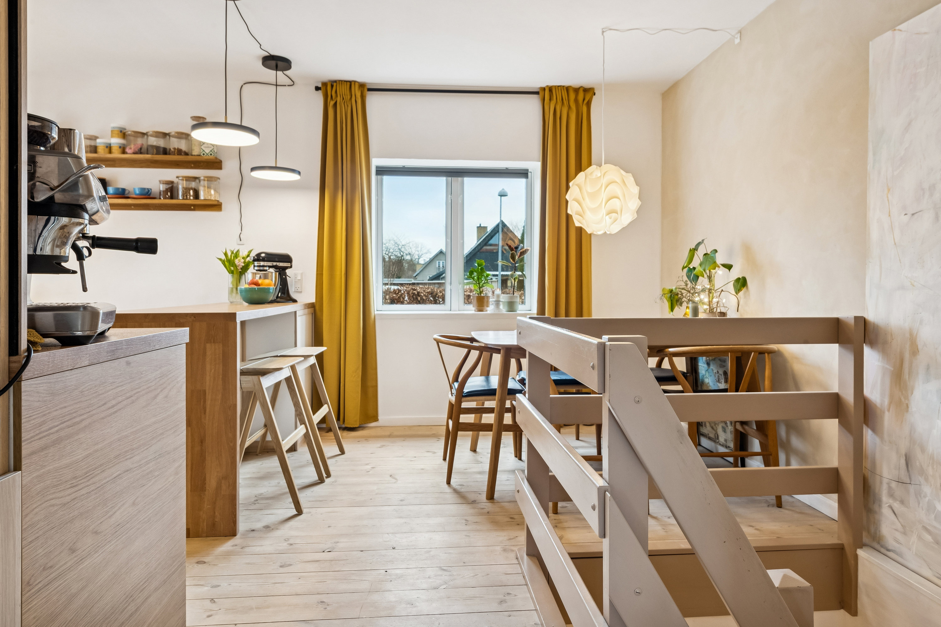 Fremhævet stue billede i fuldskærmstilstand. Billede af Bagsværdvej 95, 2800 Kongens Lyngby