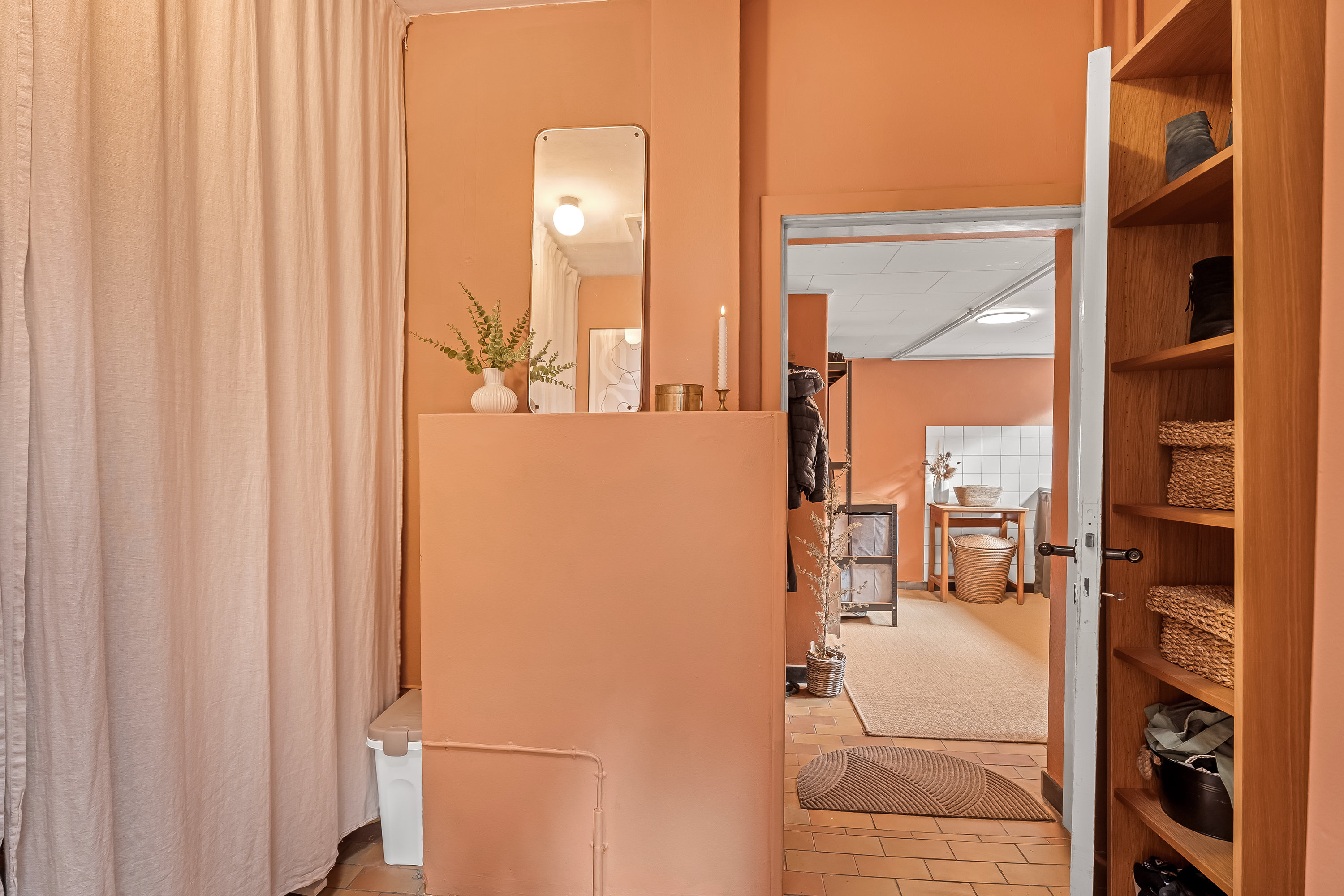 Fremhævet gang billede i fuldskærmstilstand. Billede af Nørrevænget 12, 4800 Nykøbing F