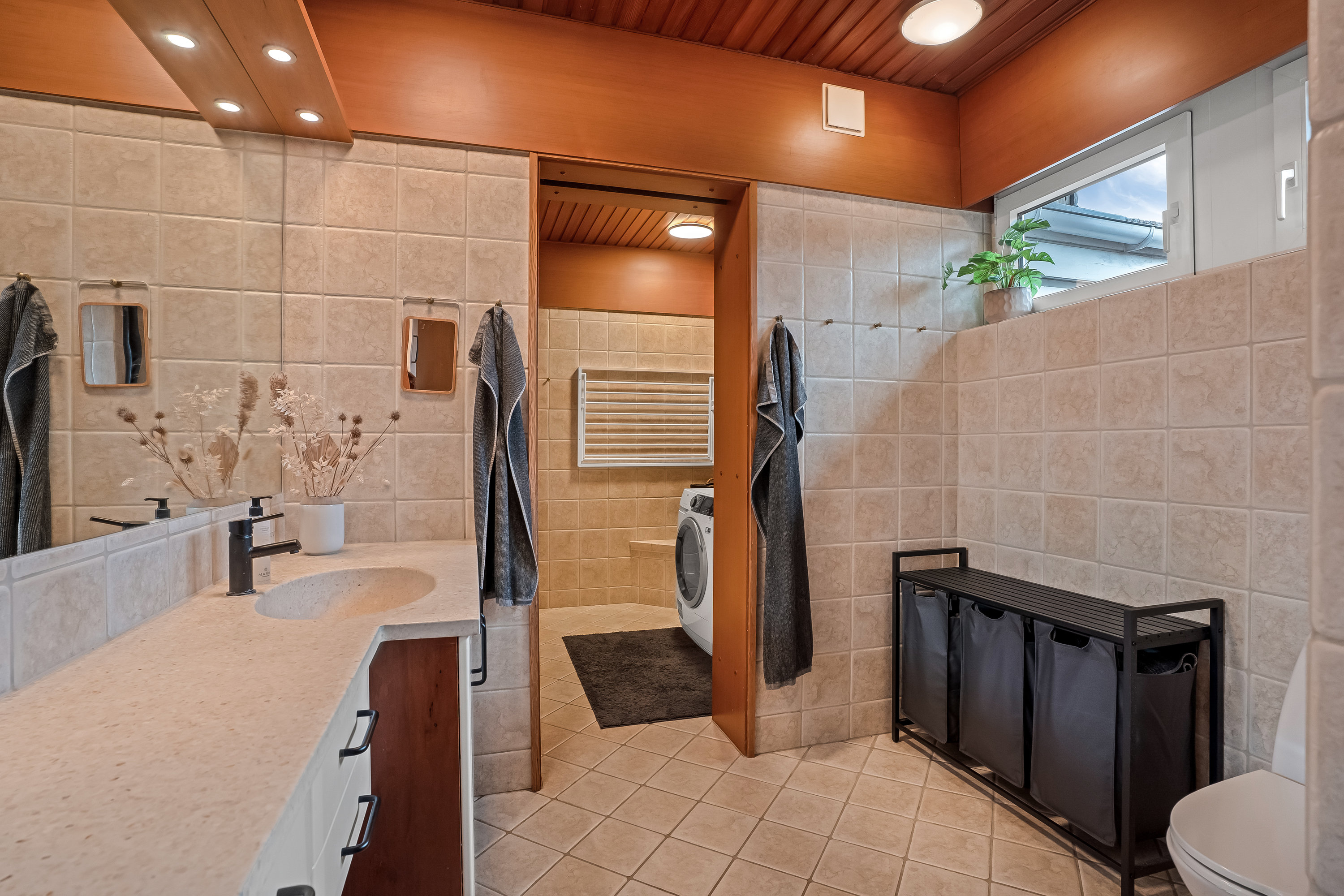 Fremhævet badeværelse billede i fuldskærmstilstand. Billede af Nørrevænget 12, 4800 Nykøbing F