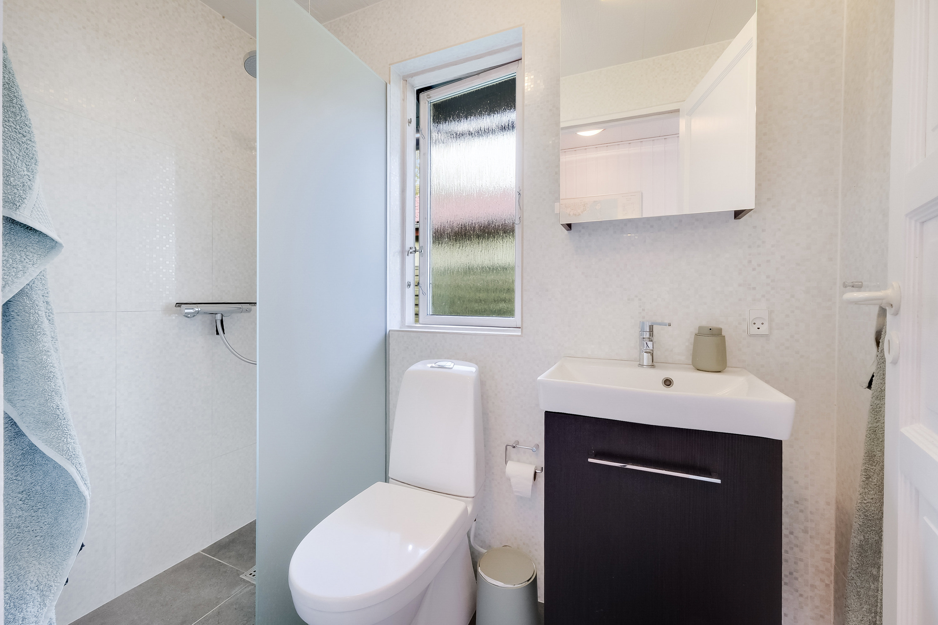 Fremhævet toilet billede i fuldskærmstilstand. Billede af Skovkrogen 36, Skovkrogen, 5683 Haarby