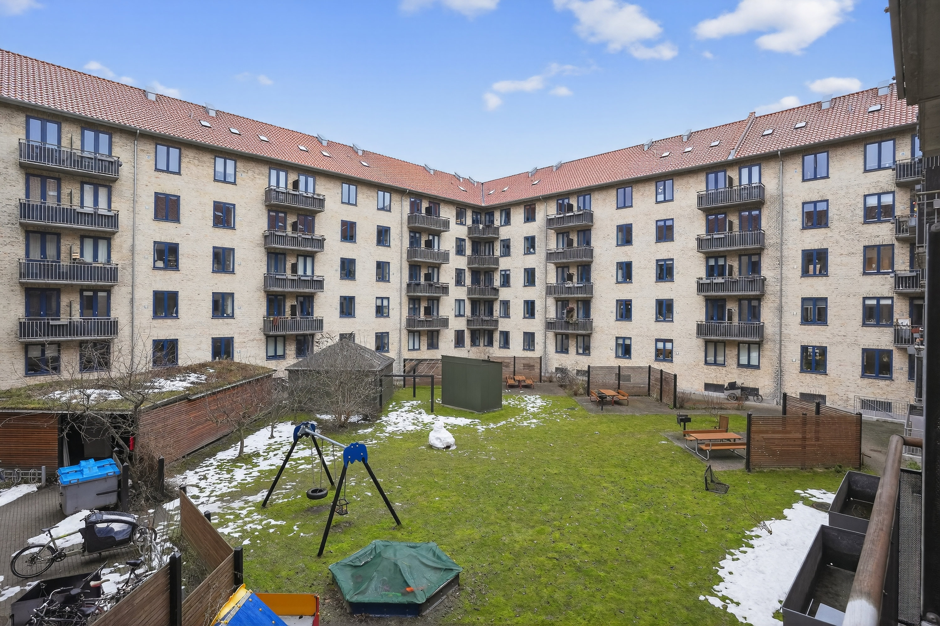 Fremhævet gårdmiljø billede i fuldskærmstilstand. Billede af Lauravej 1, 1. th., 2500 Valby