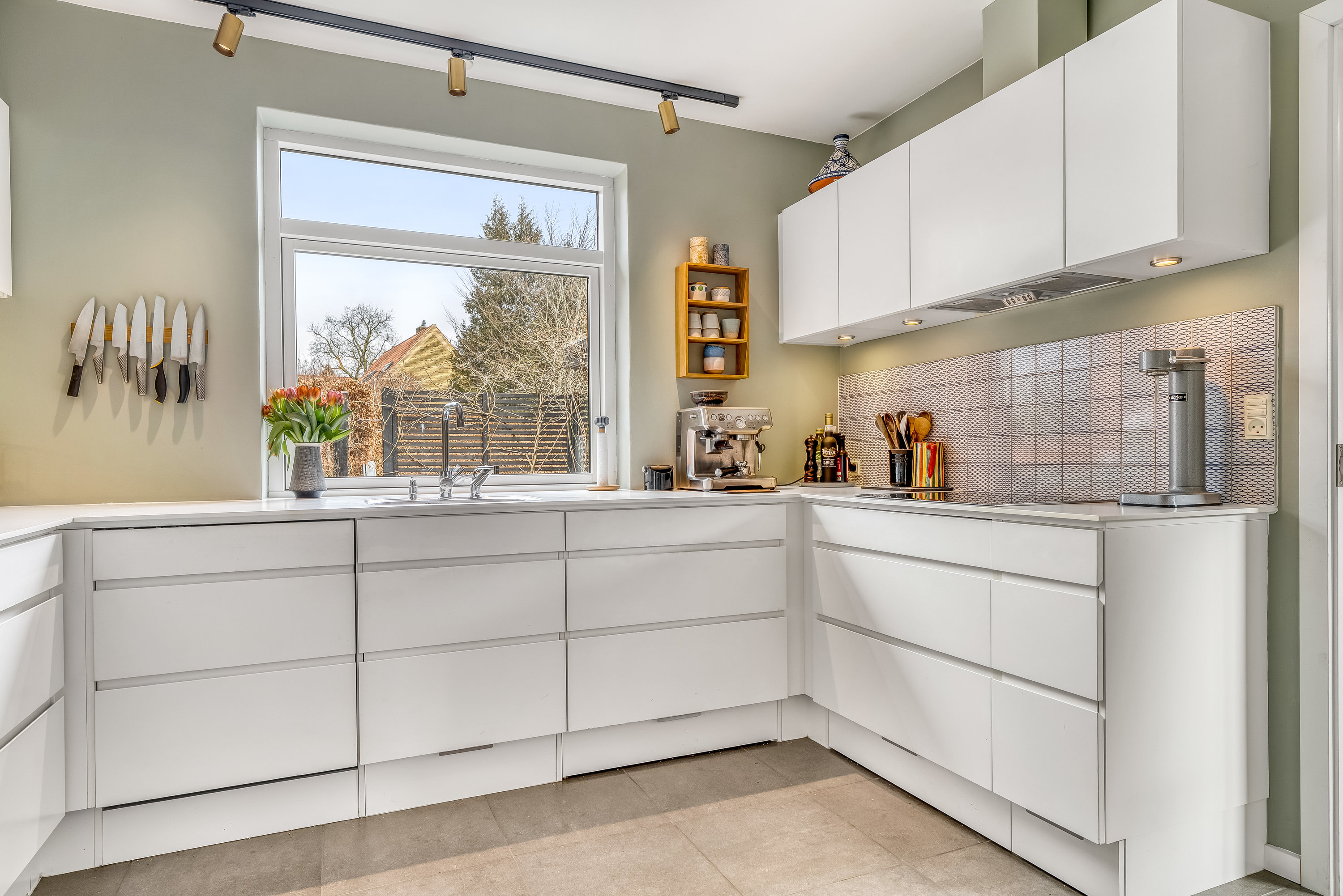 Fremhævet køkken billede i fuldskærmstilstand. Billede af Hummeltoftevej 107, 2830 Virum