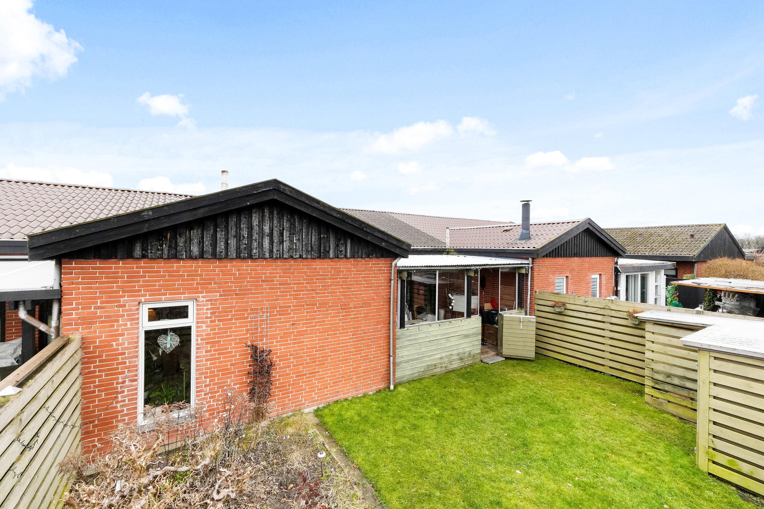 Fremhævet facade billede i fuldskærmstilstand. Billede af Fyrrelunden 105, 2635 Ishøj