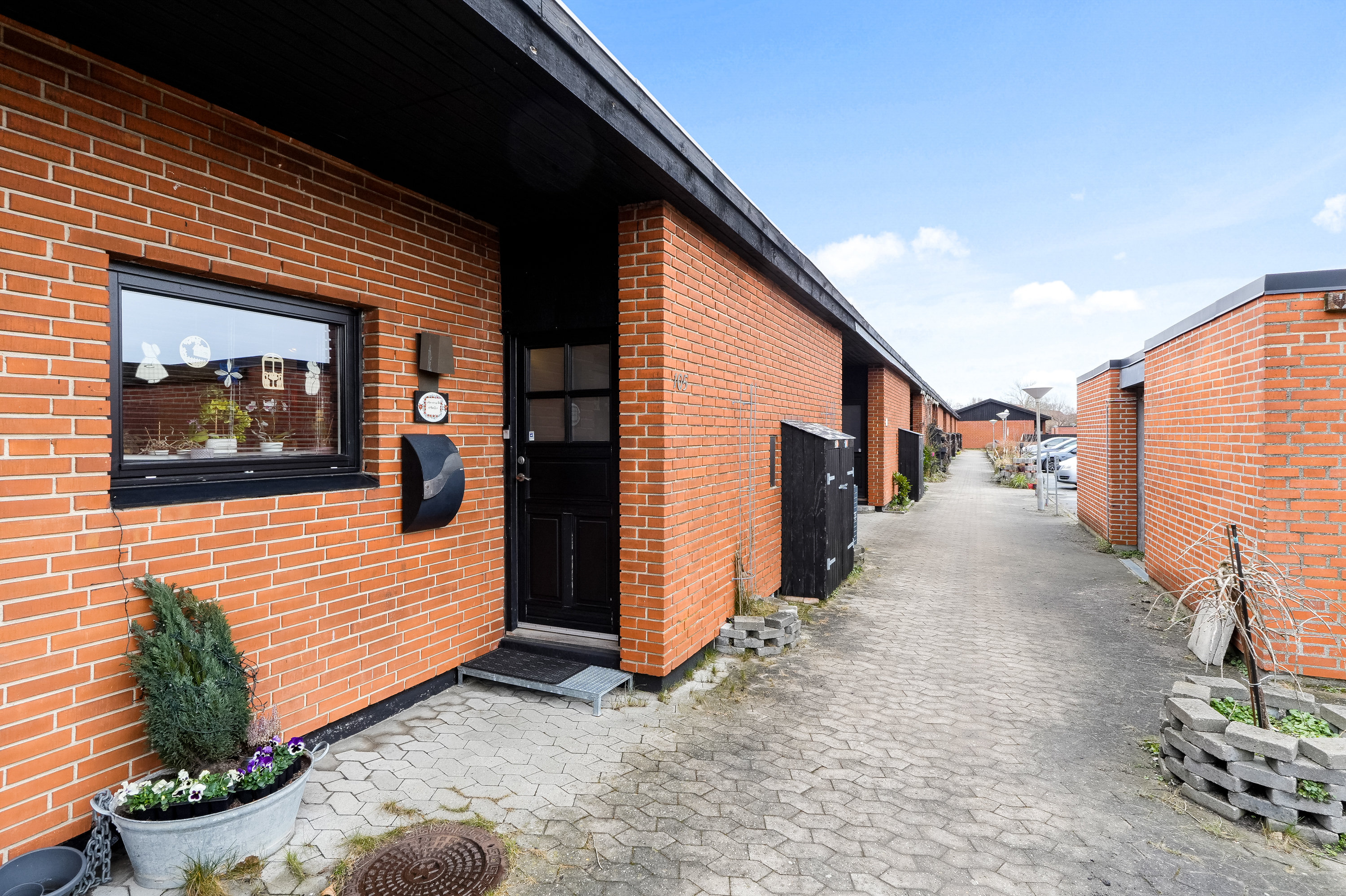 Fremhævet facade billede i fuldskærmstilstand. Billede af Fyrrelunden 105, 2635 Ishøj