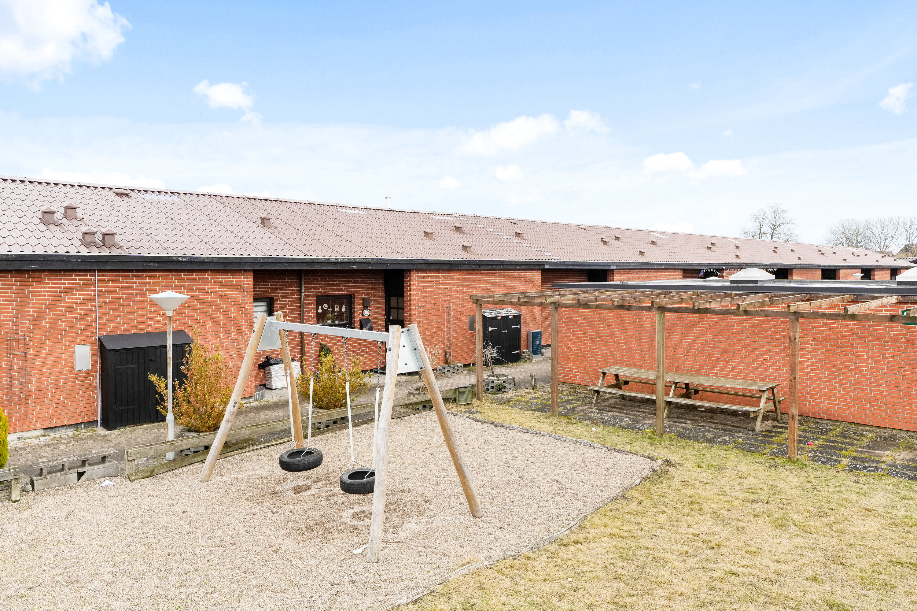 Fremhævet facade billede i fuldskærmstilstand. Billede af Fyrrelunden 105, 2635 Ishøj