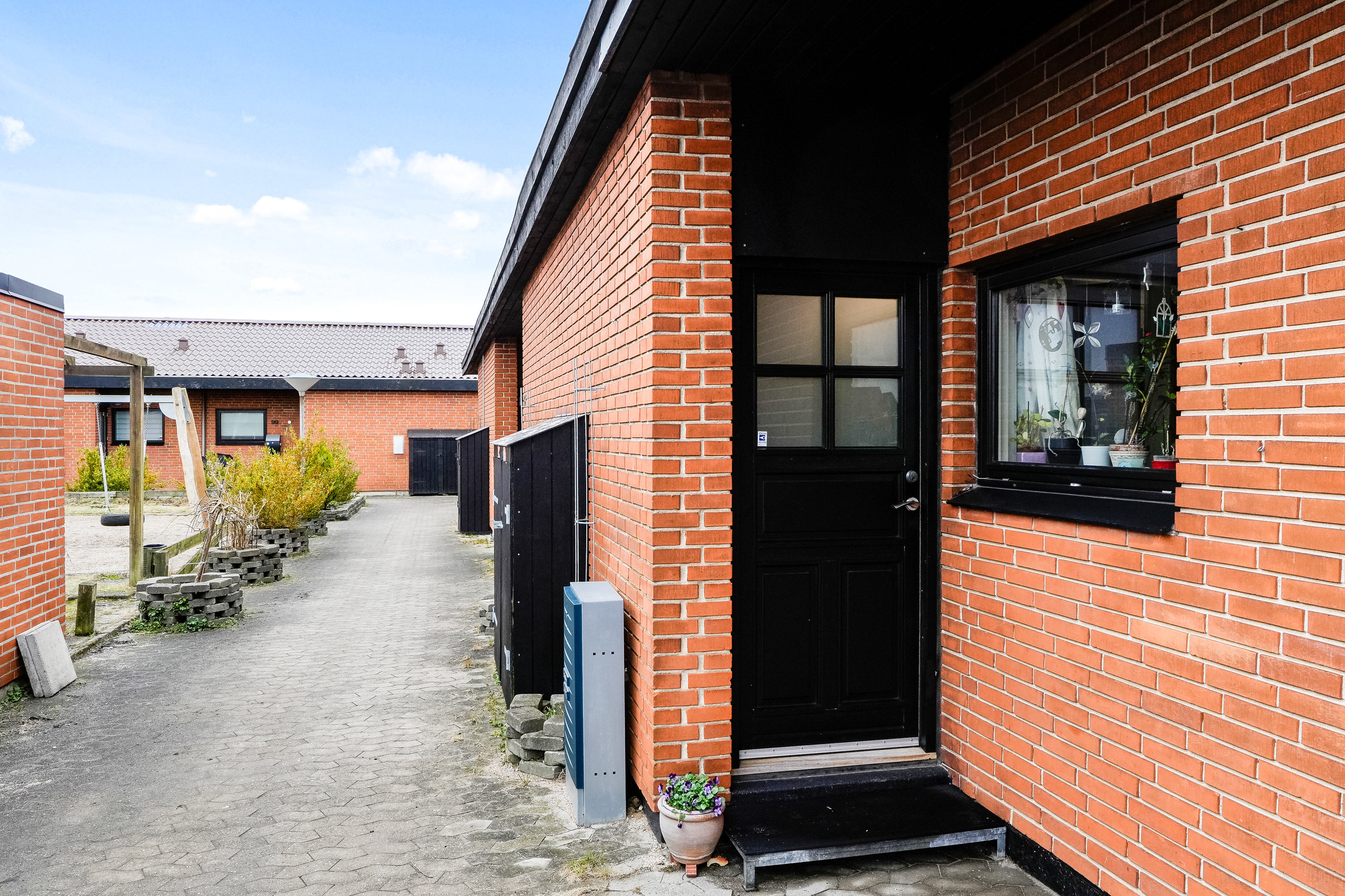 Fremhævet facade billede i fuldskærmstilstand. Billede af Fyrrelunden 105, 2635 Ishøj