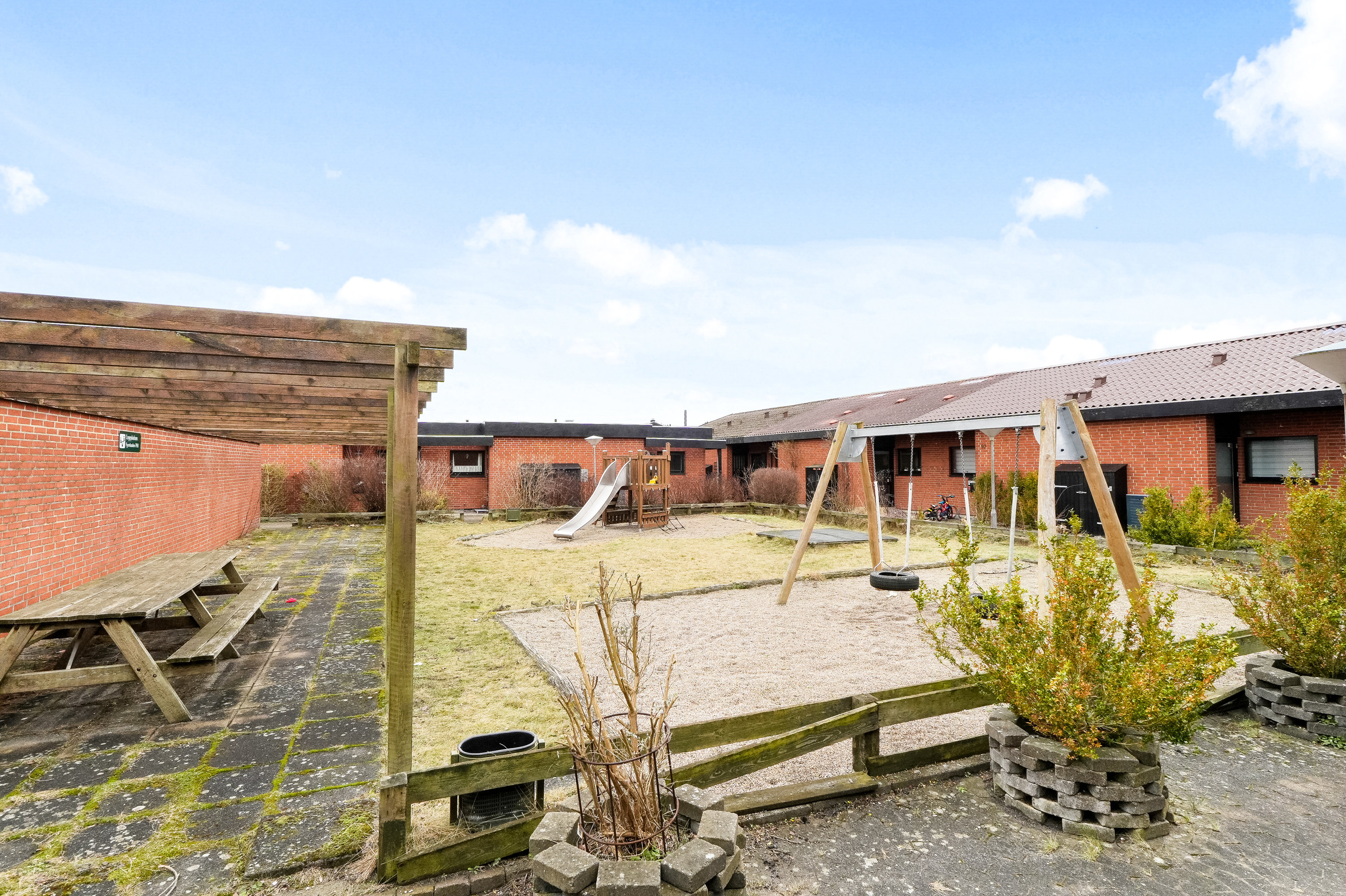 Fremhævet facade billede i fuldskærmstilstand. Billede af Fyrrelunden 105, 2635 Ishøj