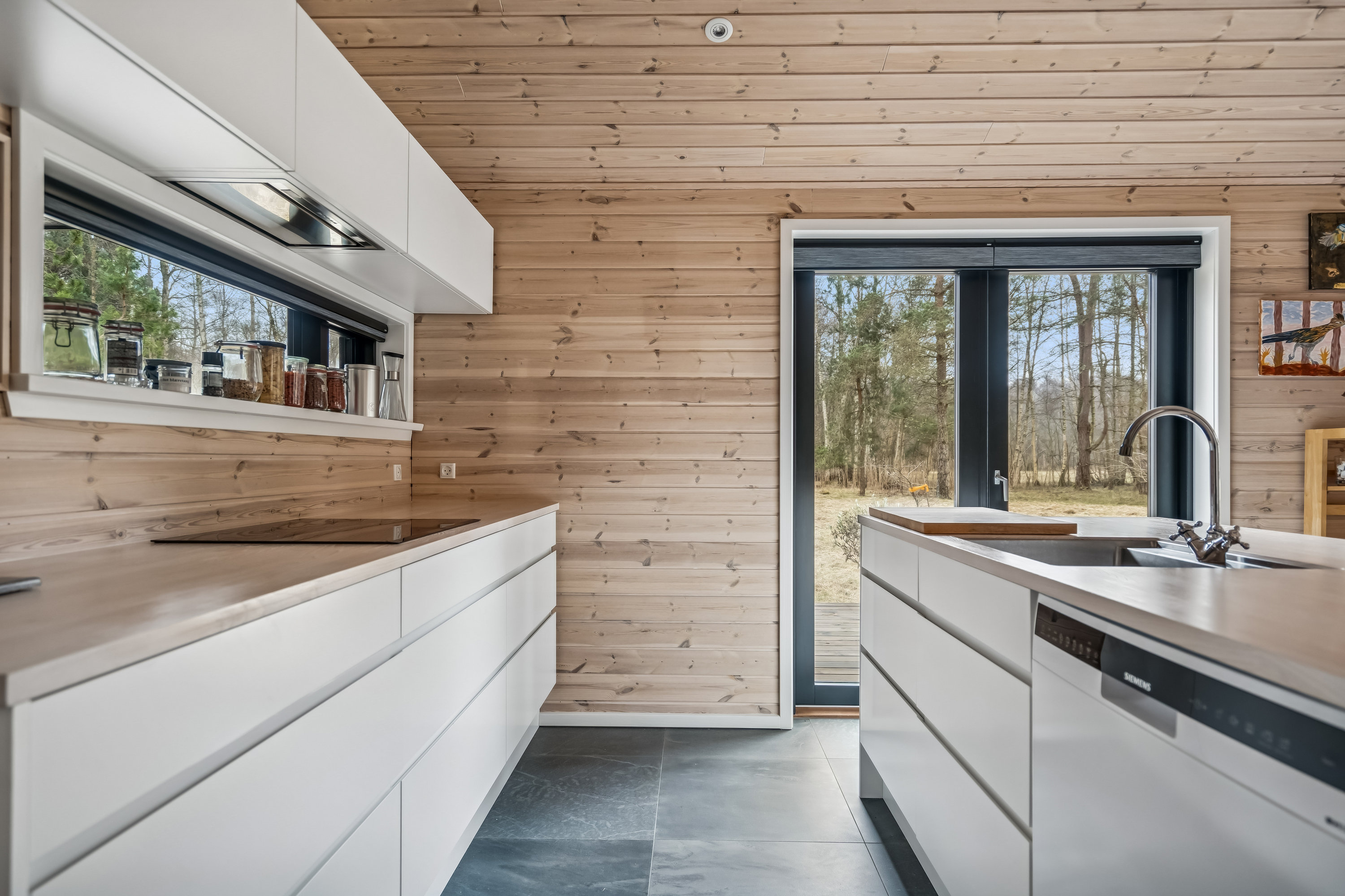 Fremhævet køkken billede i fuldskærmstilstand. Billede af Mosevej 8, Østerby, 9940 Læsø