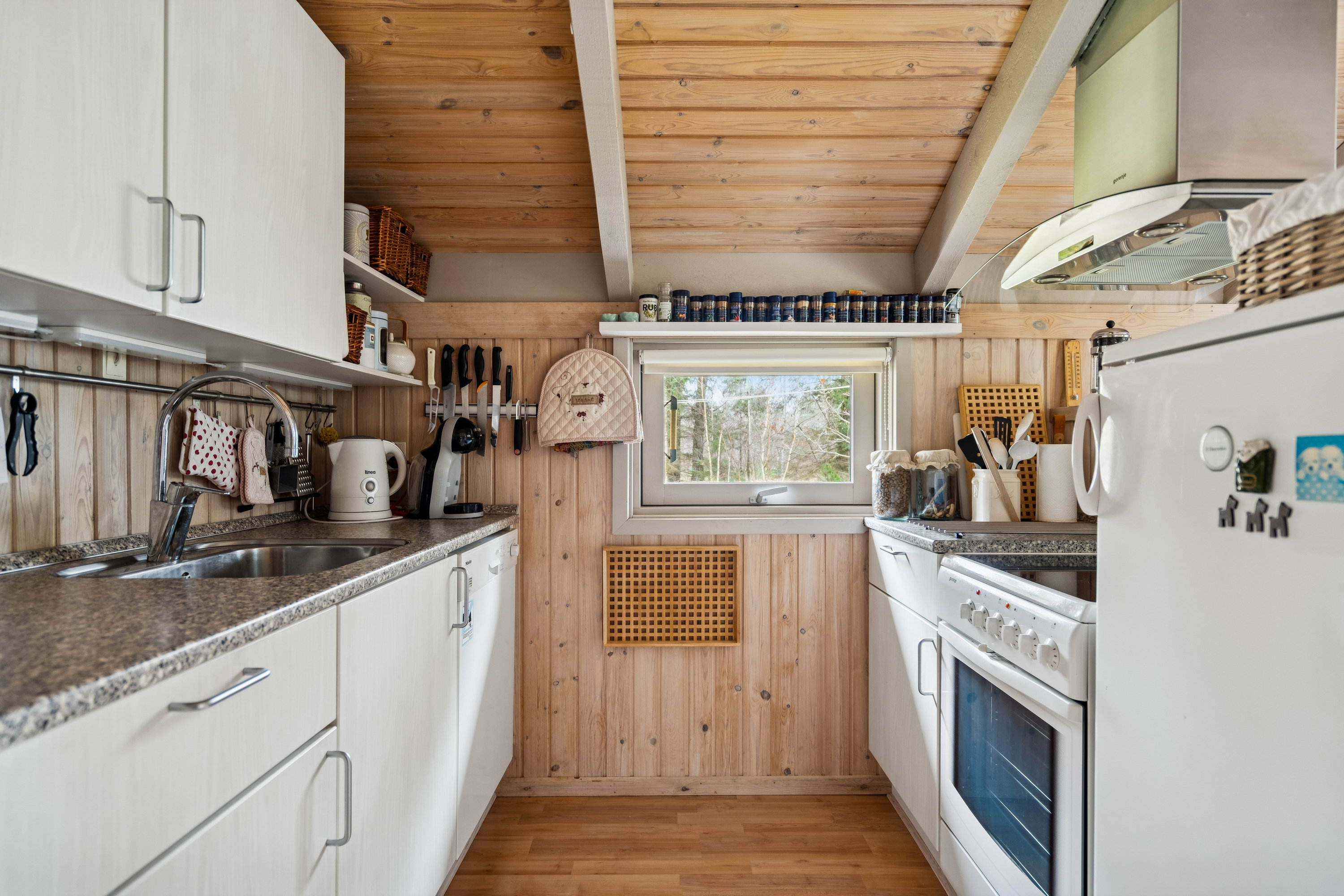 Fremhævet køkken billede i fuldskærmstilstand. Billede af Banstensvejen 110, Østerby, 9940 Læsø