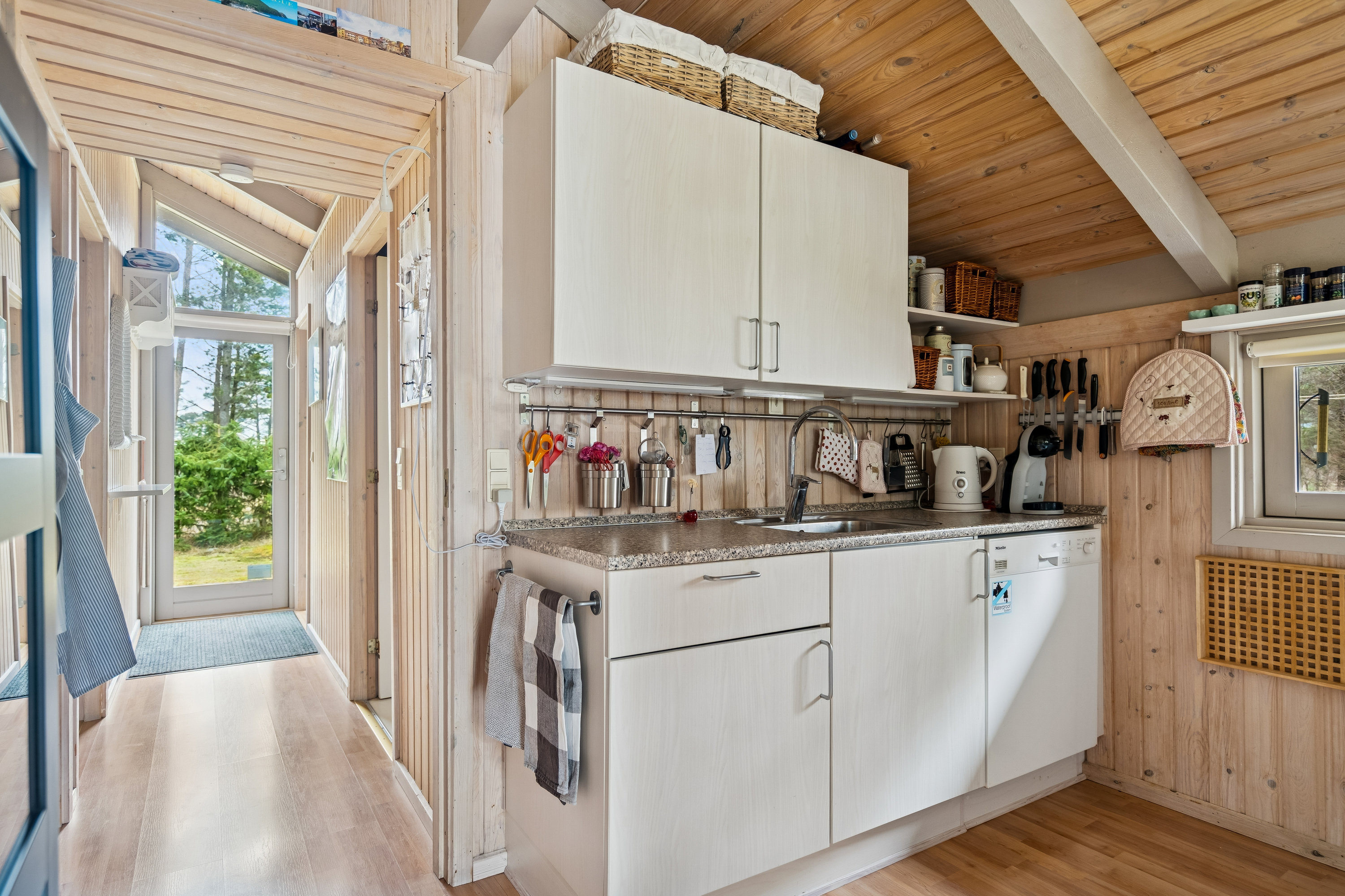 Fremhævet køkken billede i fuldskærmstilstand. Billede af Banstensvejen 110, Østerby, 9940 Læsø