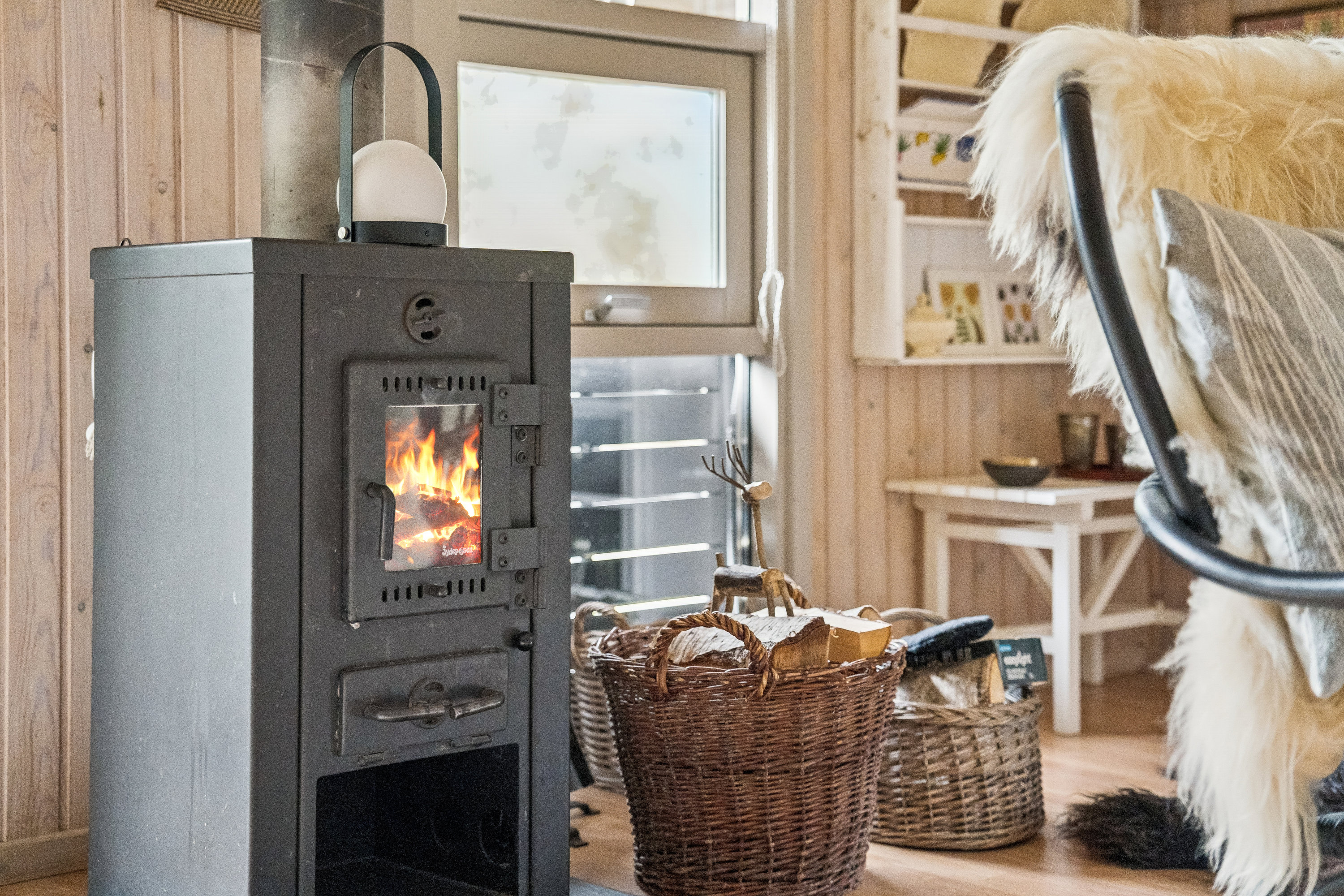 Fremhævet stue billede i fuldskærmstilstand. Billede af Banstensvejen 110, Østerby, 9940 Læsø