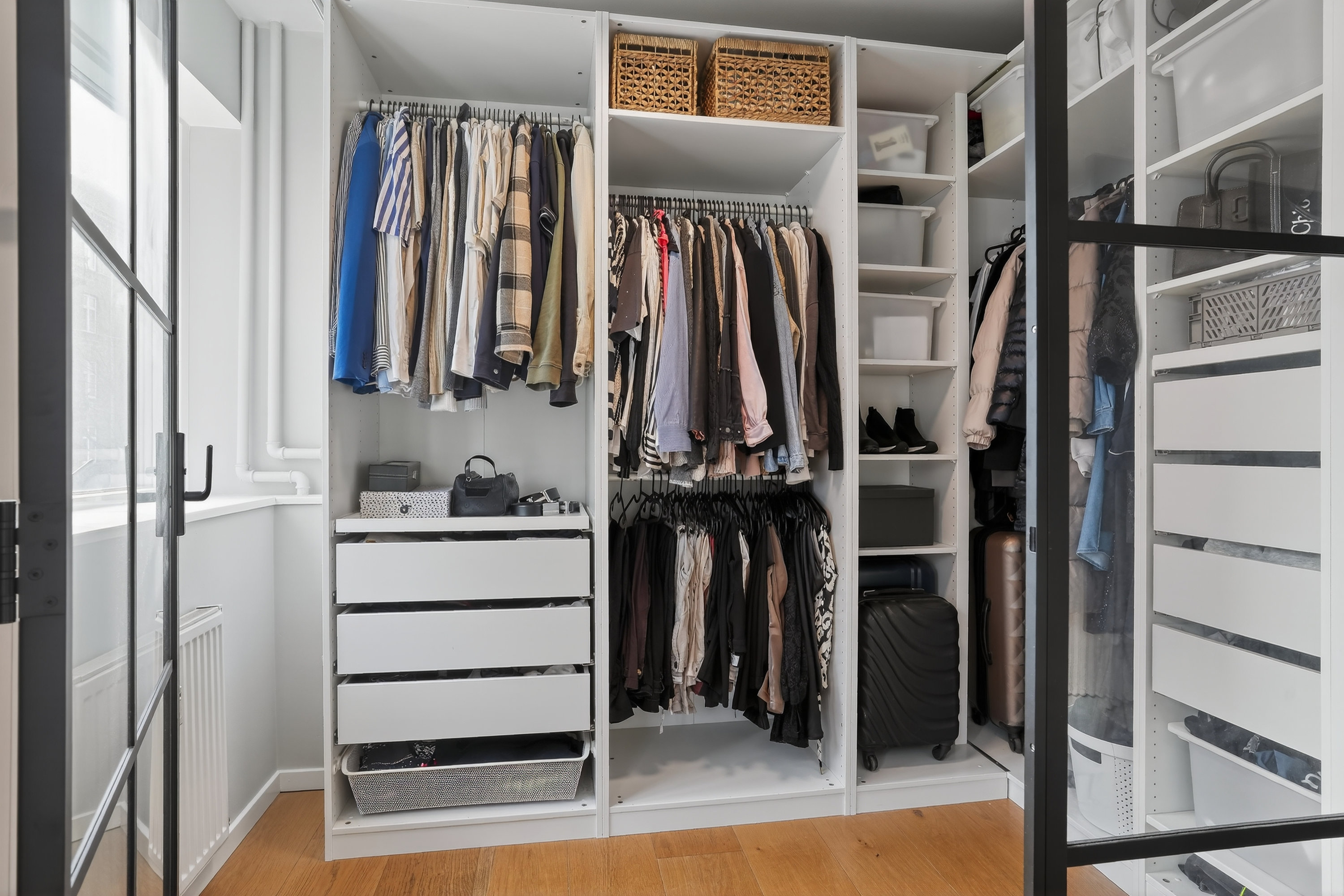 Fremhævet walkin closet billede i fuldskærmstilstand. Billede af Vesterbrogade 192, 1. 1., 1800 Frederiksberg C