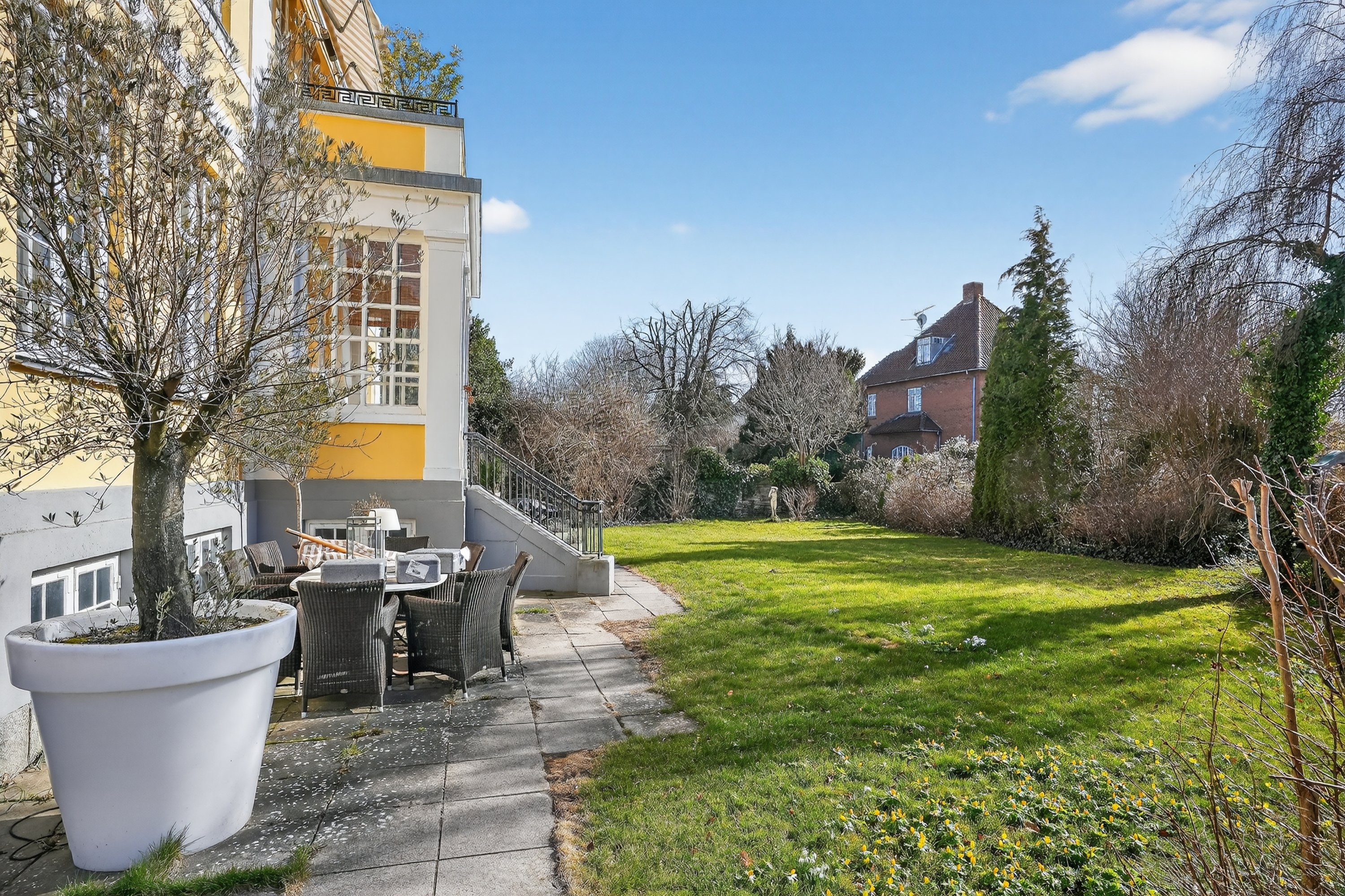 Fremhævet terrasse billede i fuldskærmstilstand. Billede af Strandagervej 24, 2900 Hellerup