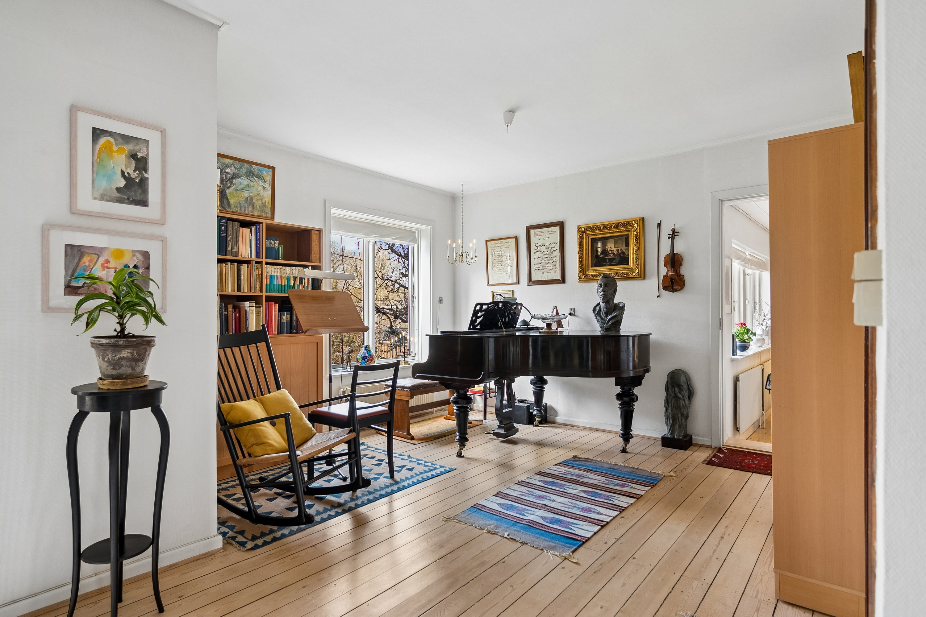 Fremhævet stue billede i fuldskærmstilstand. Billede af Sjællandsvej 24, 2800 Kongens Lyngby