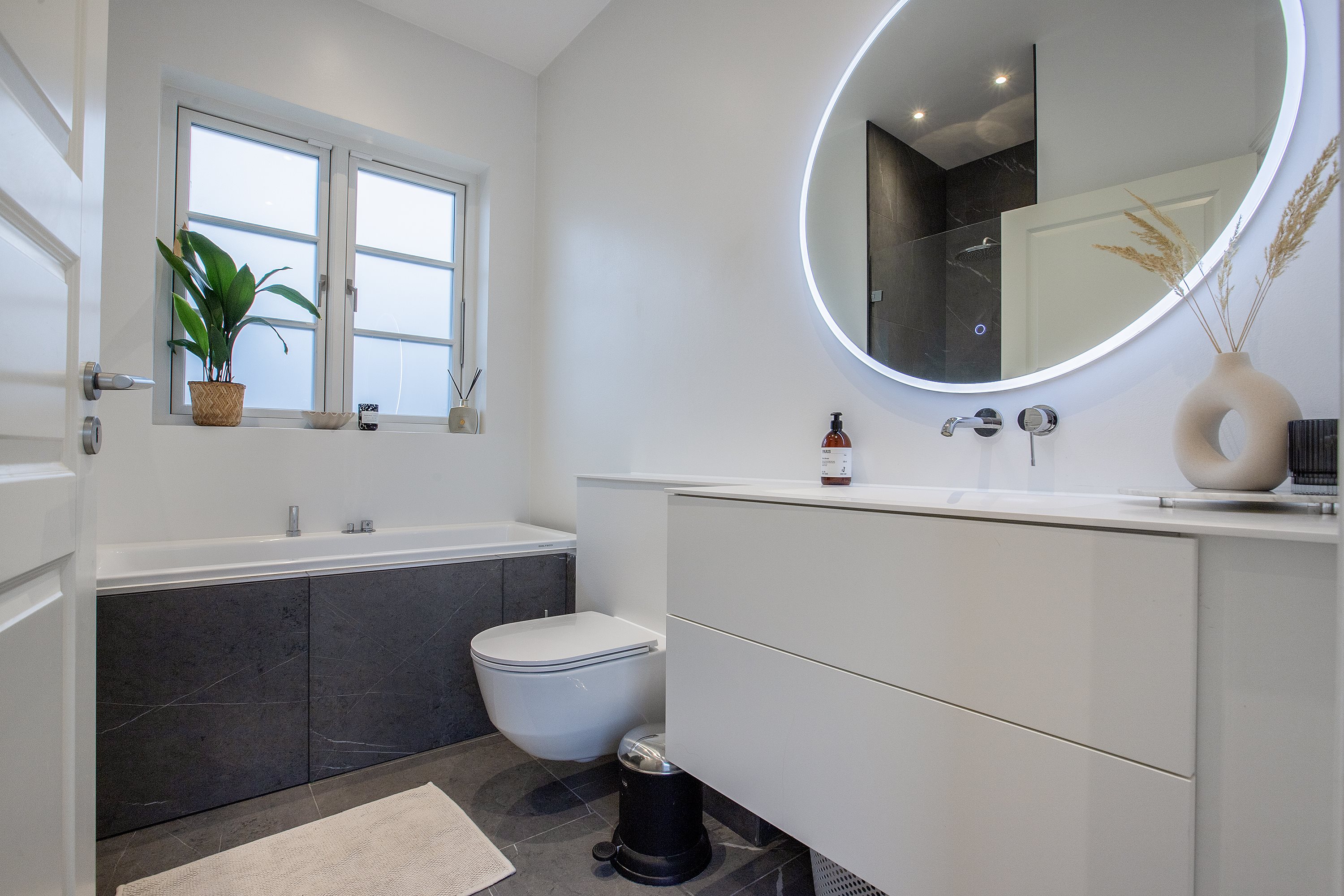 Fremhævet badeværelse billede i fuldskærmstilstand. Billede af Merkur Alle 16, 2770 Kastrup