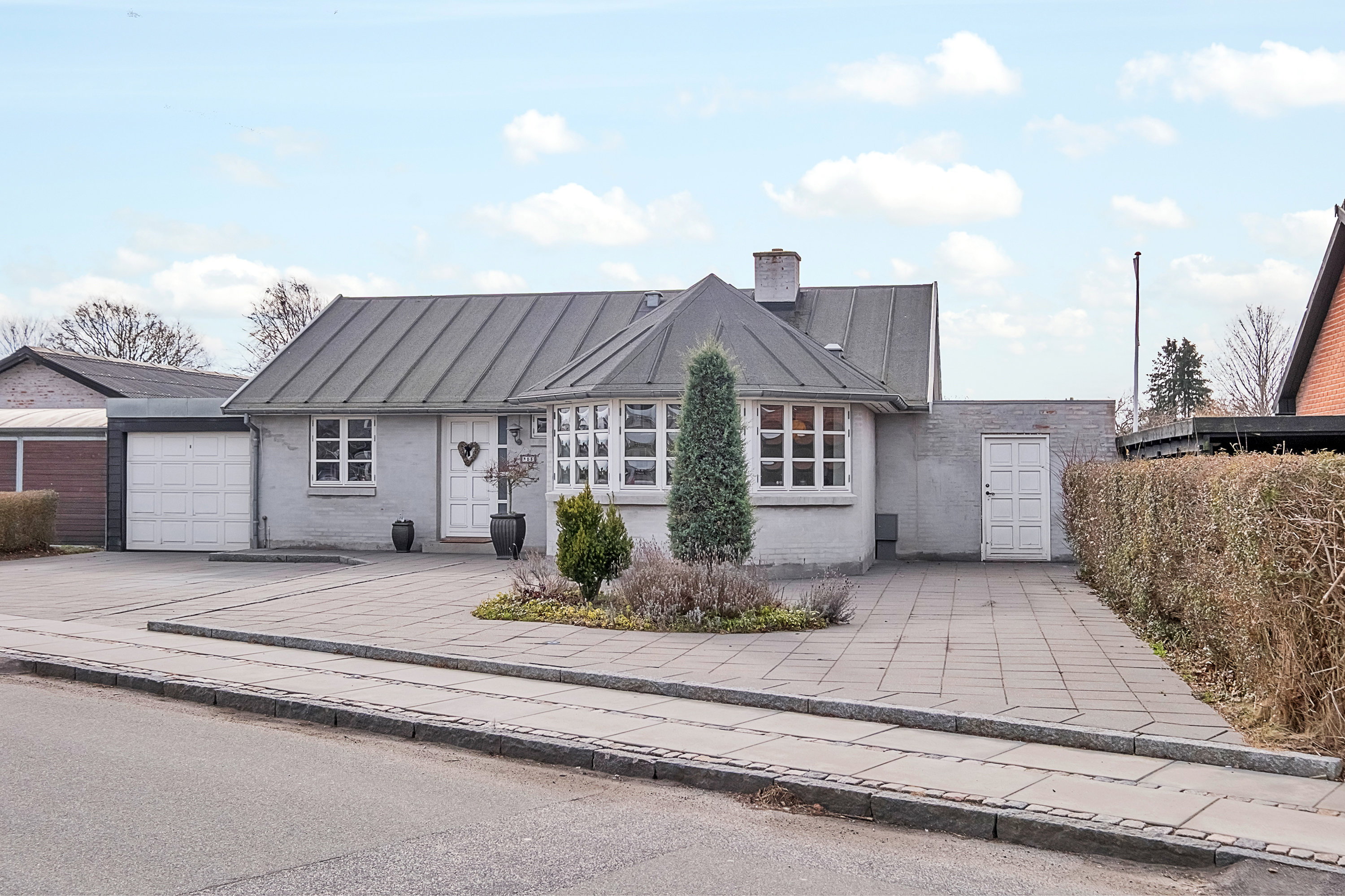 Fremhævet facade billede i fuldskærmstilstand. Billede af Hedevej 53, 8240 Risskov