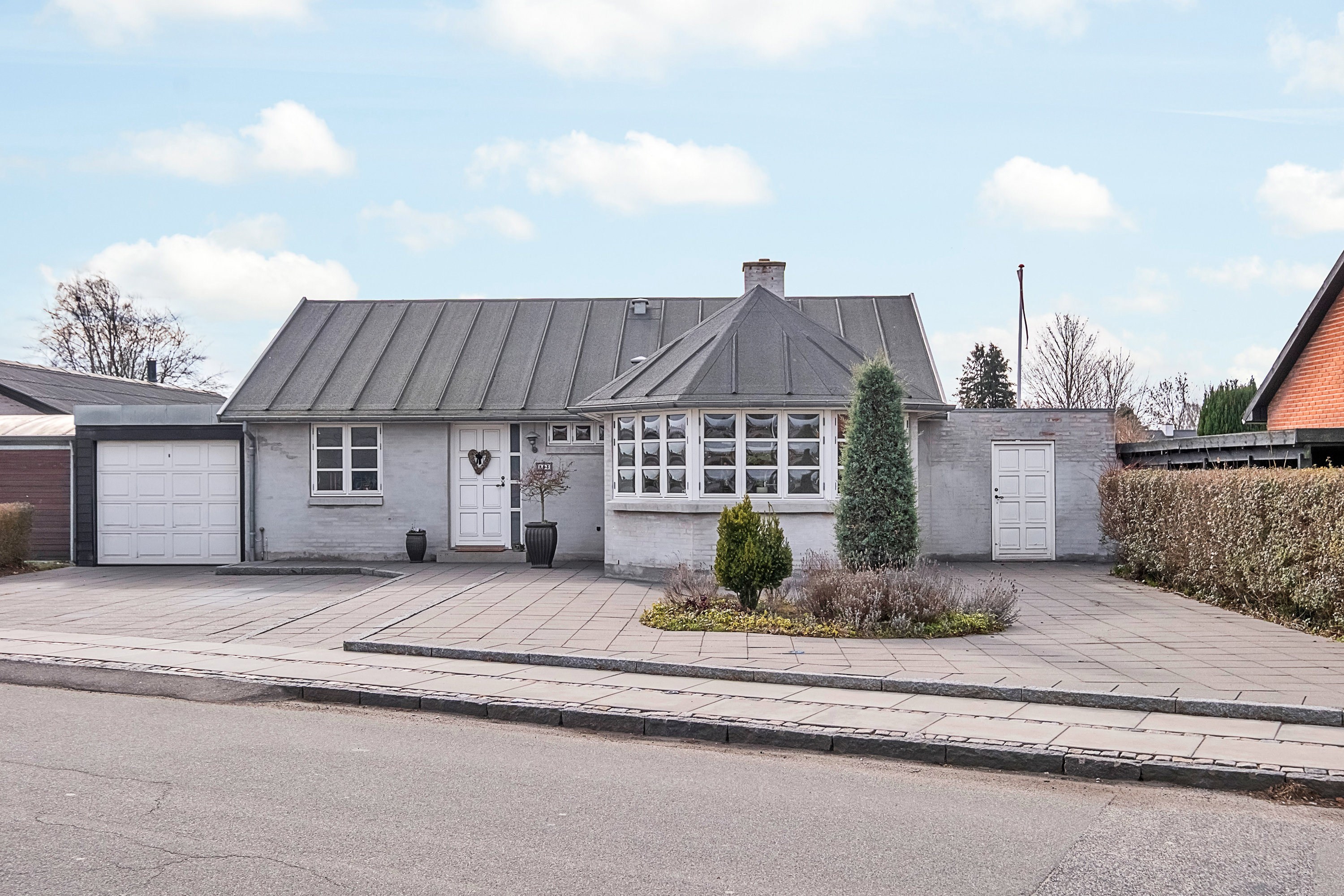 Fremhævet facade billede i fuldskærmstilstand. Billede af Hedevej 53, 8240 Risskov