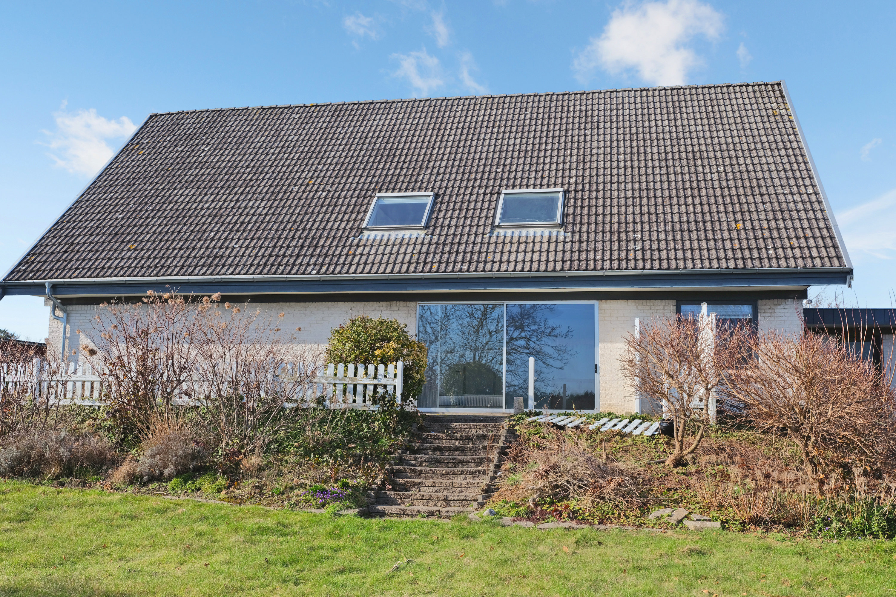 Fremhævet facade billede i fuldskærmstilstand. Billede af Krokusvænget 3, 5540 Ullerslev