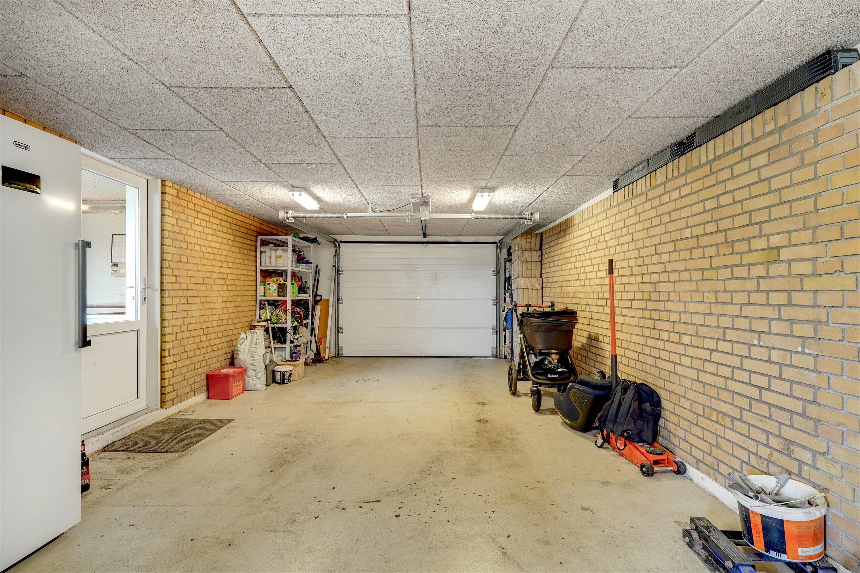 Fremhævet garage billede i fuldskærmstilstand. Billede af Fasanvej 16, 7184 Vandel