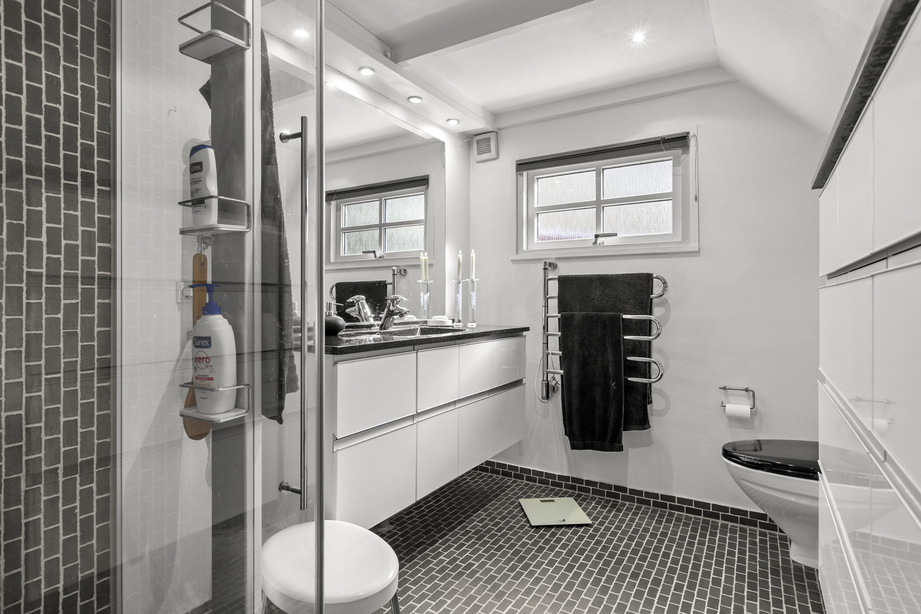 Fremhævet badeværelse billede i fuldskærmstilstand. Billede af Elverhøjen 6, 4400 Kalundborg