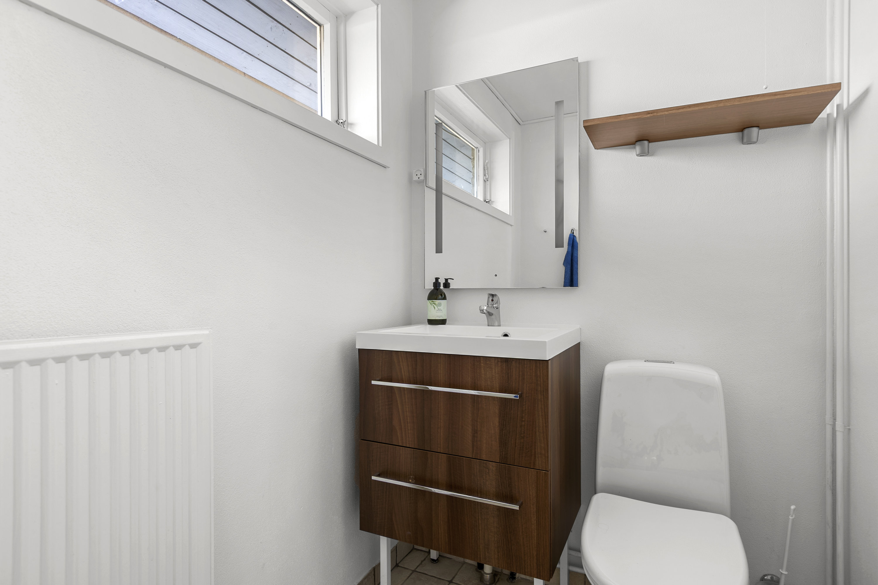 Fremhævet toilet billede i fuldskærmstilstand. Billede af Skolelodden 12, Viskinge, 4470 Svebølle